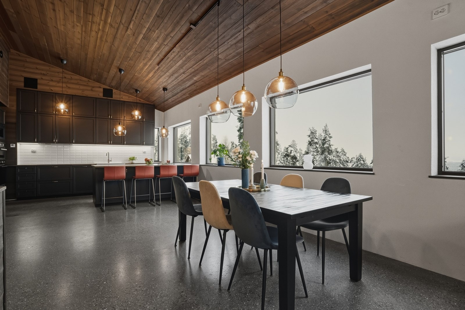 Lekkert kjøkken fra byggeår med åpen løsning mot spisestuen - perfekt for sosial sone i boligen. Galleribilde