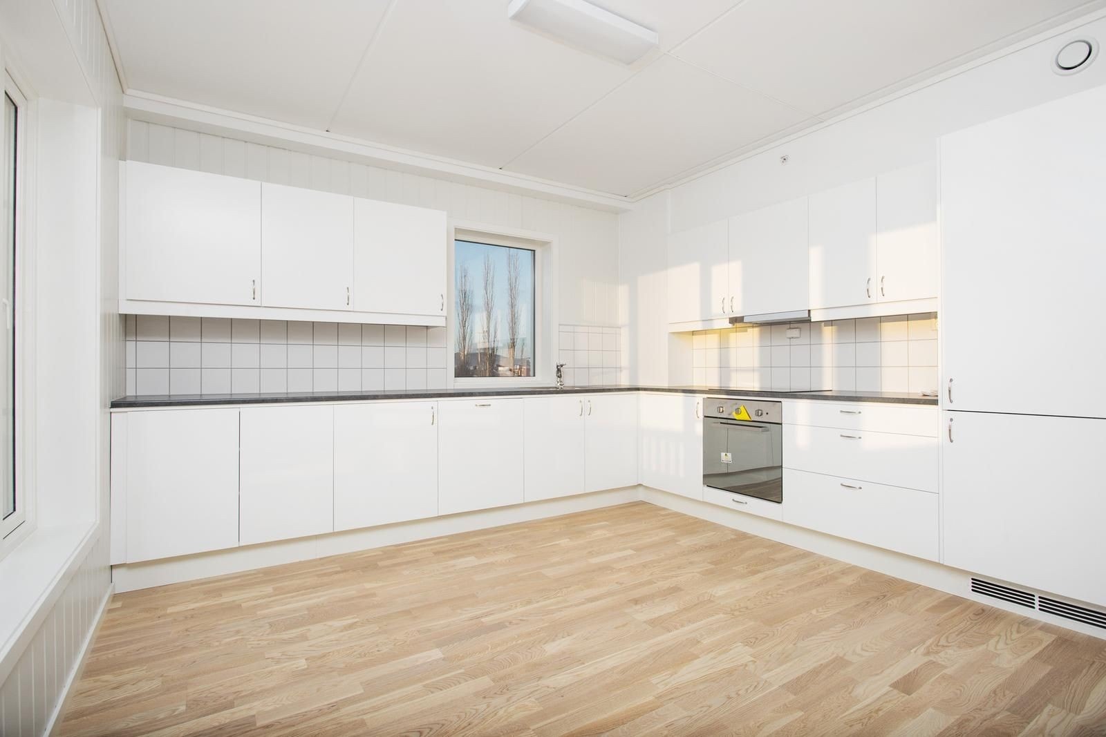 Kjøkken med integrerte hvitevarer Galleribilde