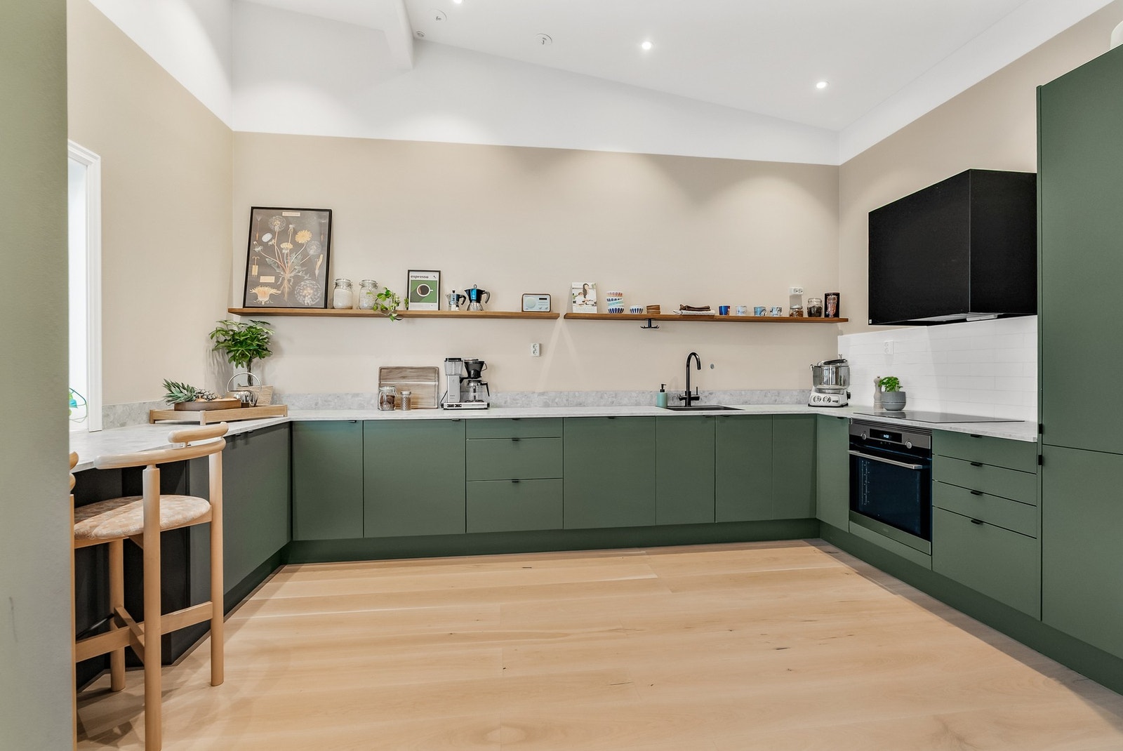 Kjøkkenet har innredning med glatte fronter og benkeplate av laminat - Oppleves som romslig Galleribilde