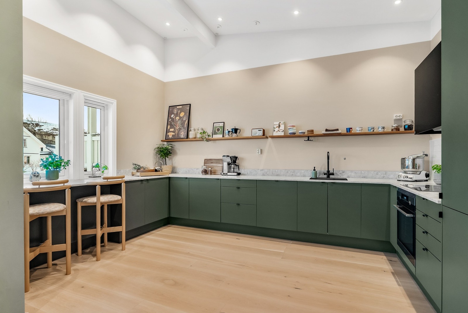 Godt utbygget kjøkken med god skap- og benkeplass - Modernisert i 2020 Galleribilde