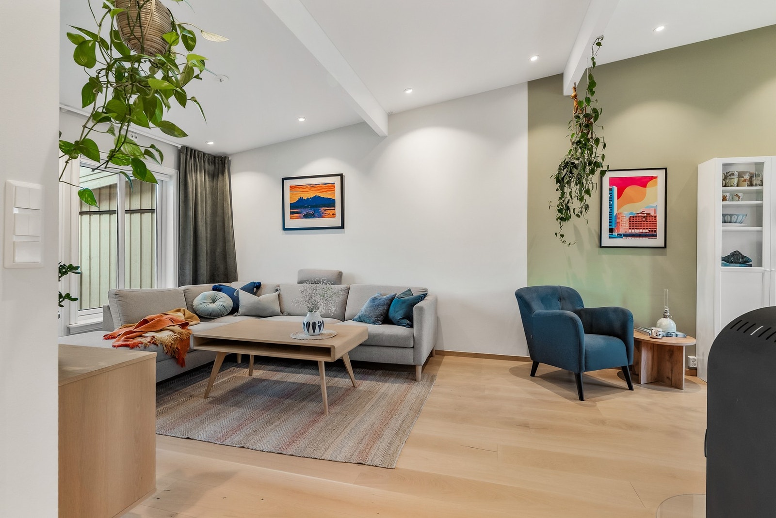 Tiltalende stue med ekstra god takhøyde som gir en åpen og luftig atmosfære Galleribilde