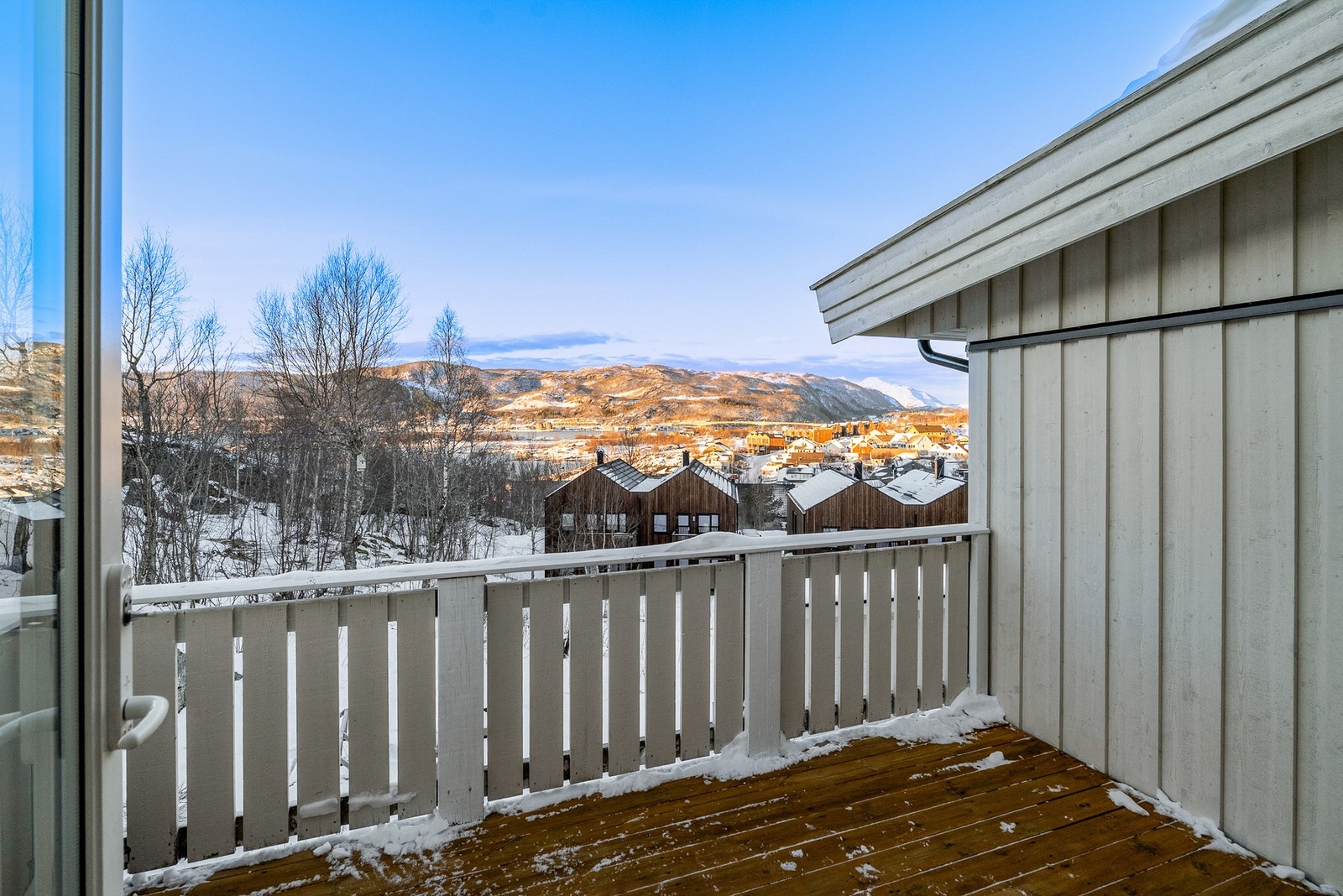 Balkong på bakside av boligen hvor man kan nyte ettermiddag- og kveldssol Galleribilde