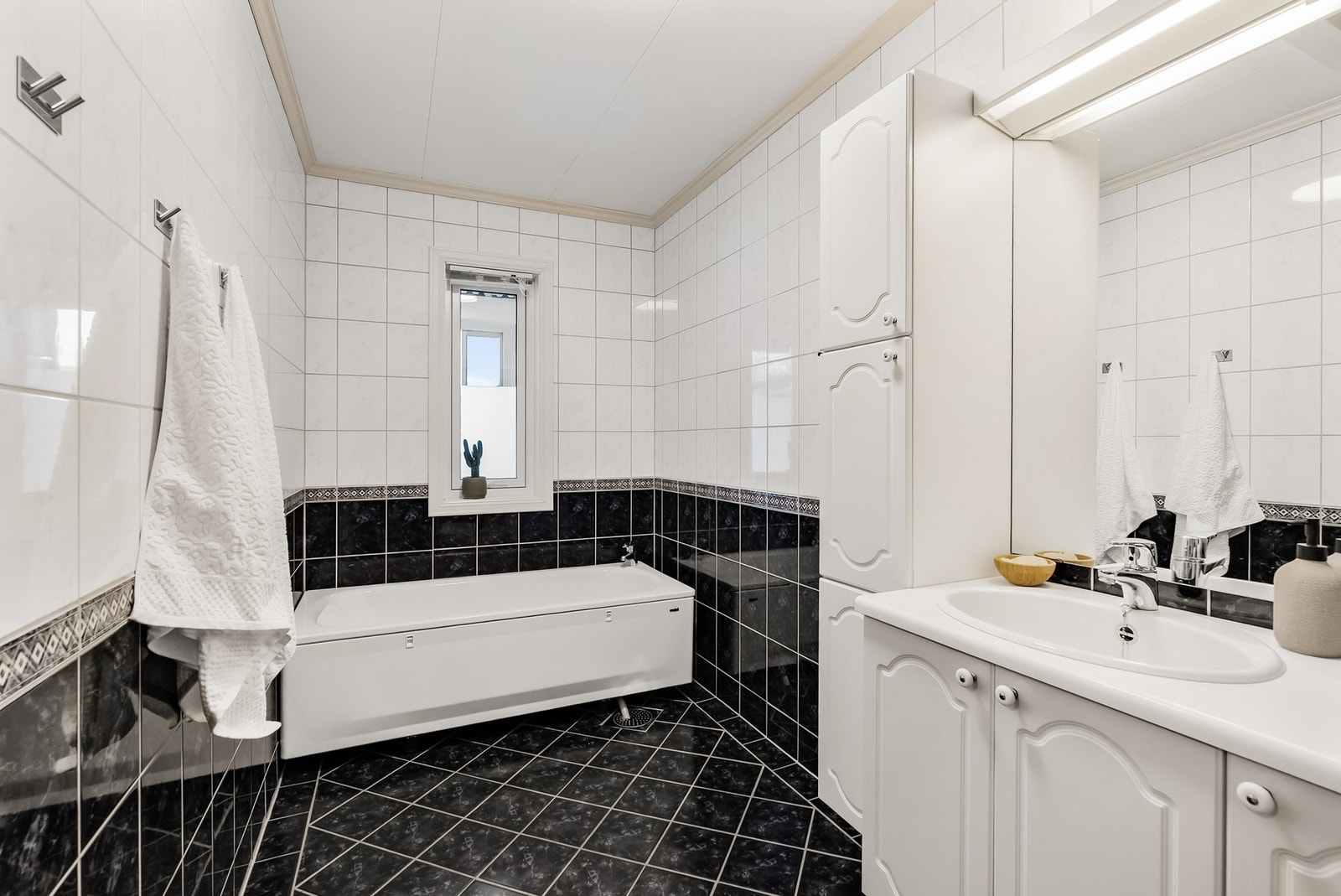 Stort flislagt bad med badekar og dusjkabinett - Varme i gulv Galleribilde