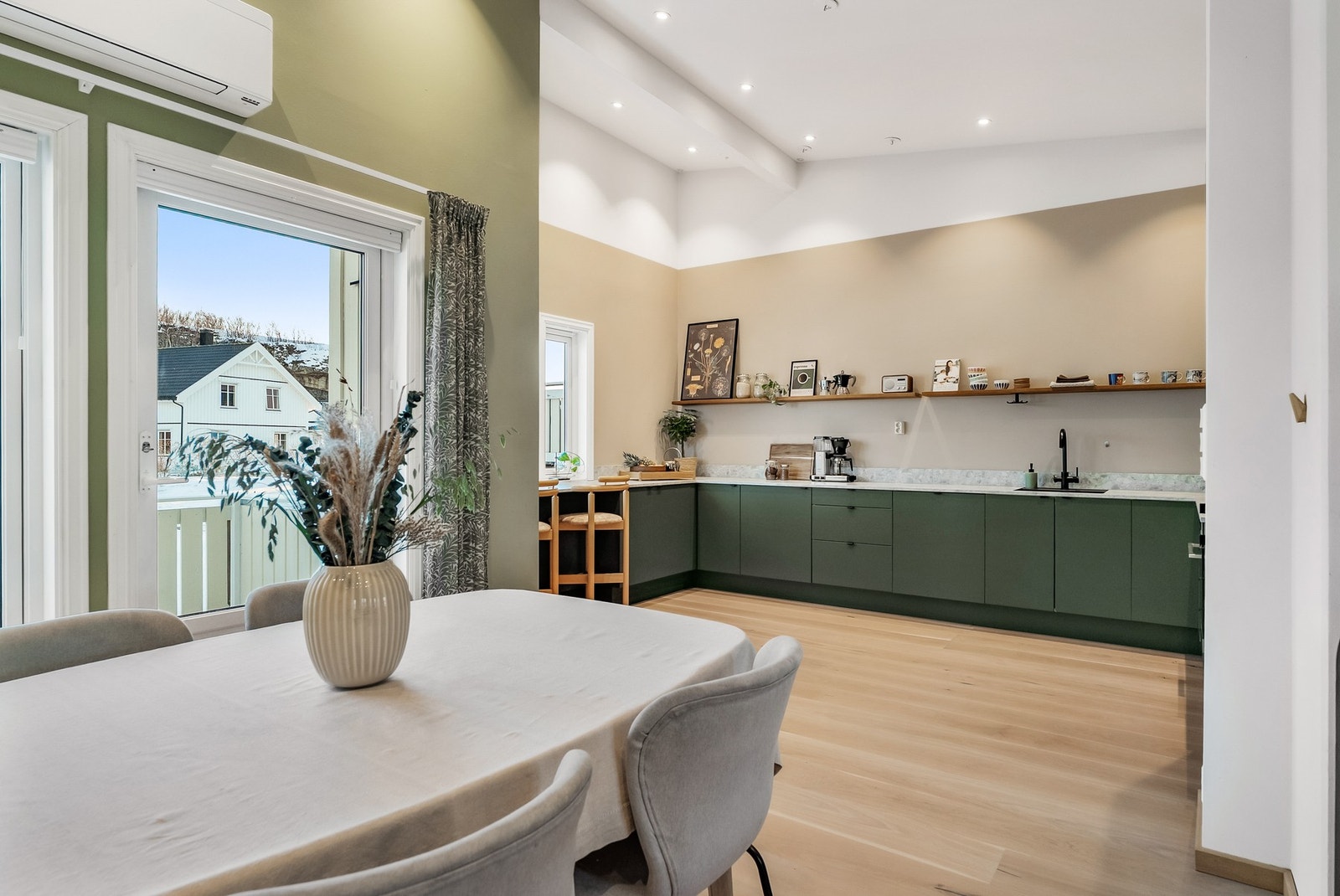 Kjøkken sett fra spisestue Galleribilde