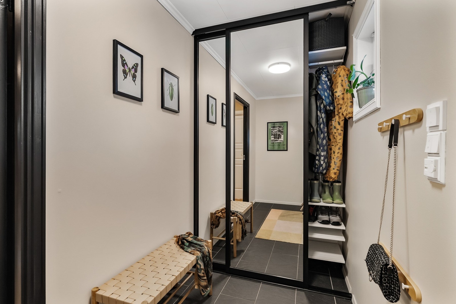 Entré med varme i gulv - Skyvedørsgarderobe med speildører Galleribilde