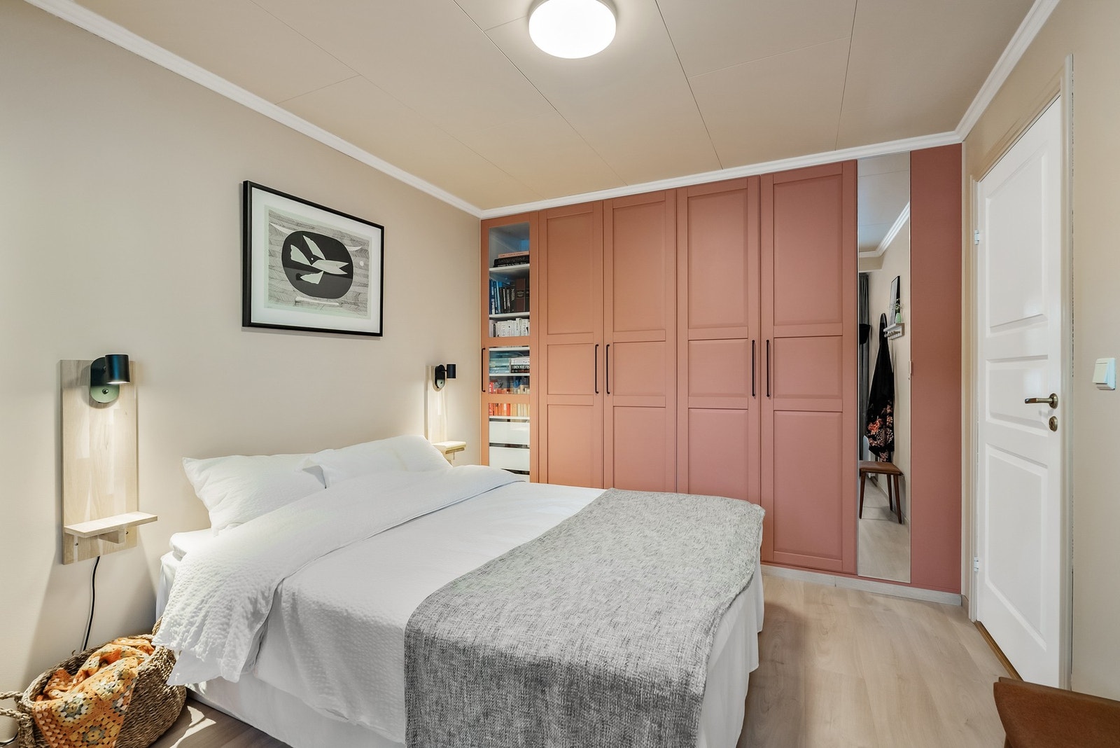 Hovedsoverom med takhøye garderobeskap Galleribilde