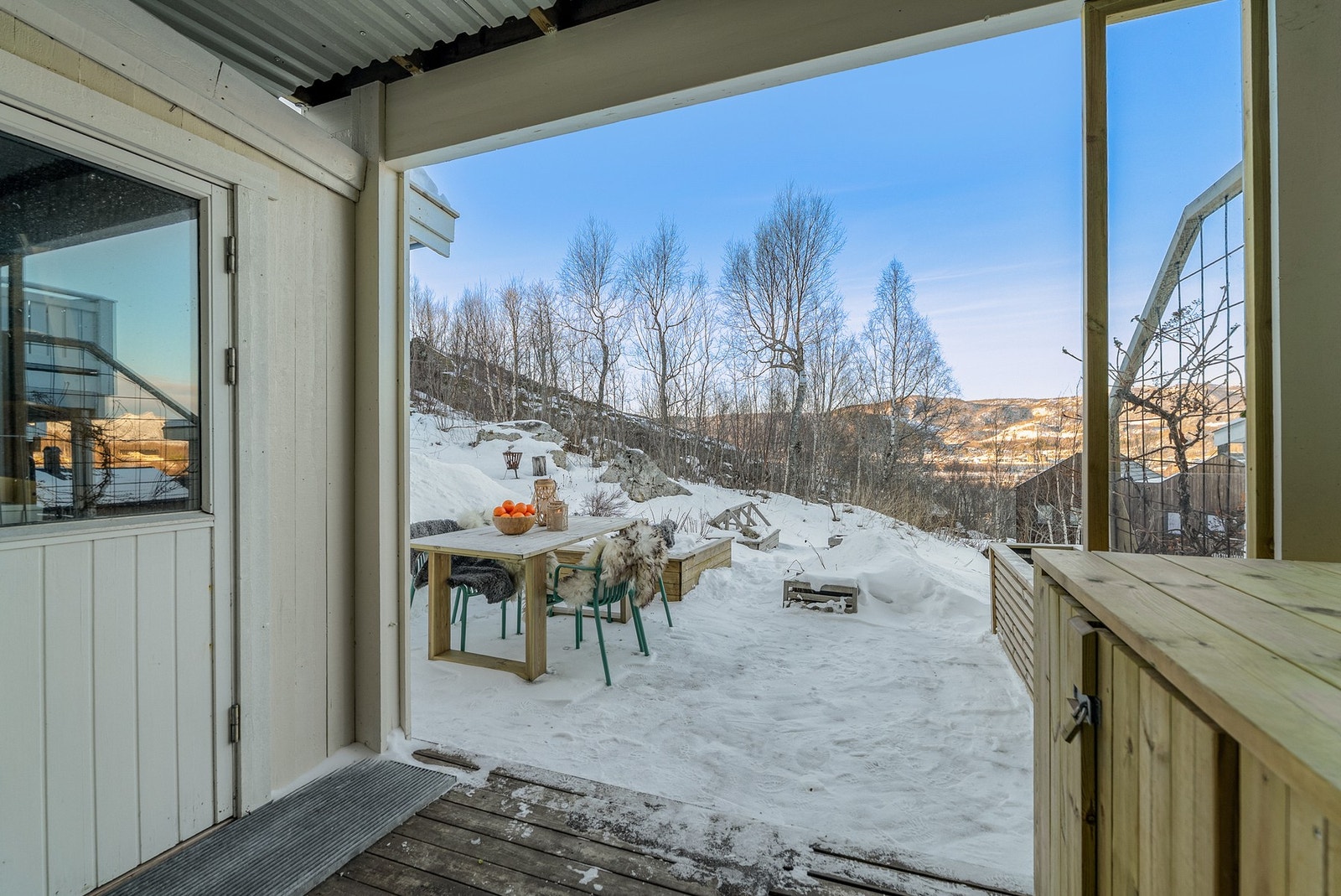 Terrasse på bakside av boligen, med utebod Galleribilde