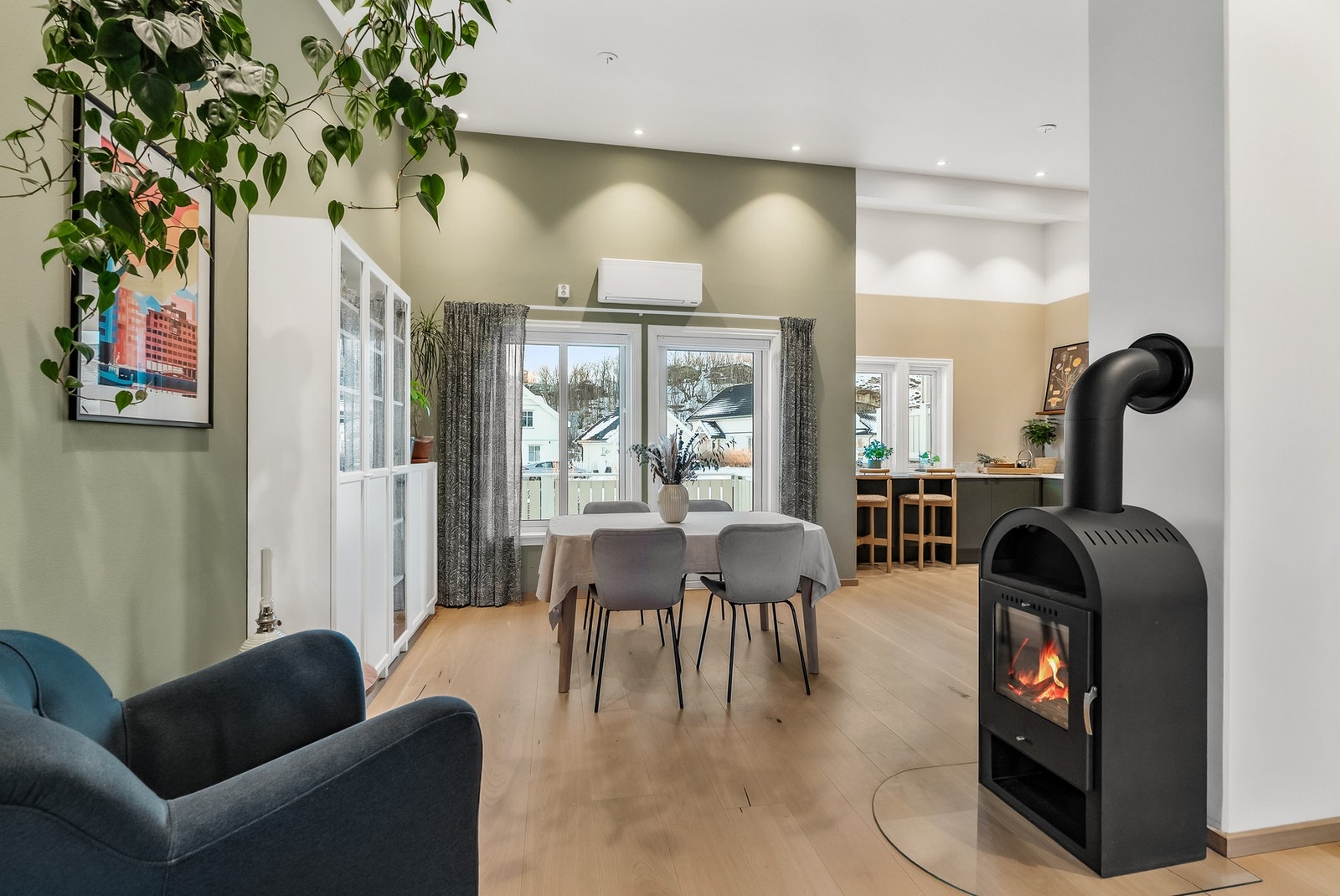 Det er vedovn i stuen som gir en god og lun stemning på kalde dager + varmepumpe fra 2023 Galleribilde