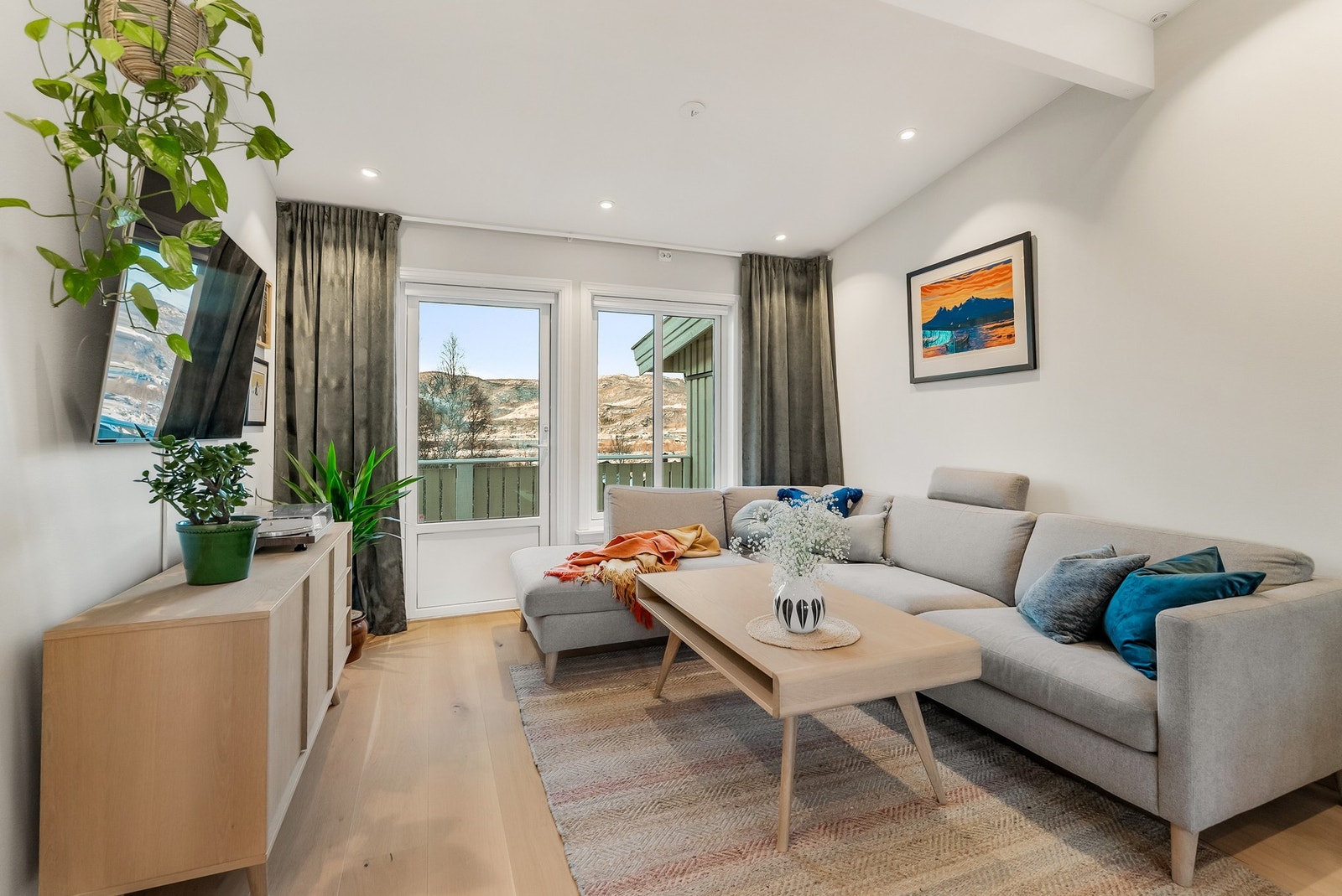 Stuen er to-delt med god plass til sofagruppe og spisestue Galleribilde