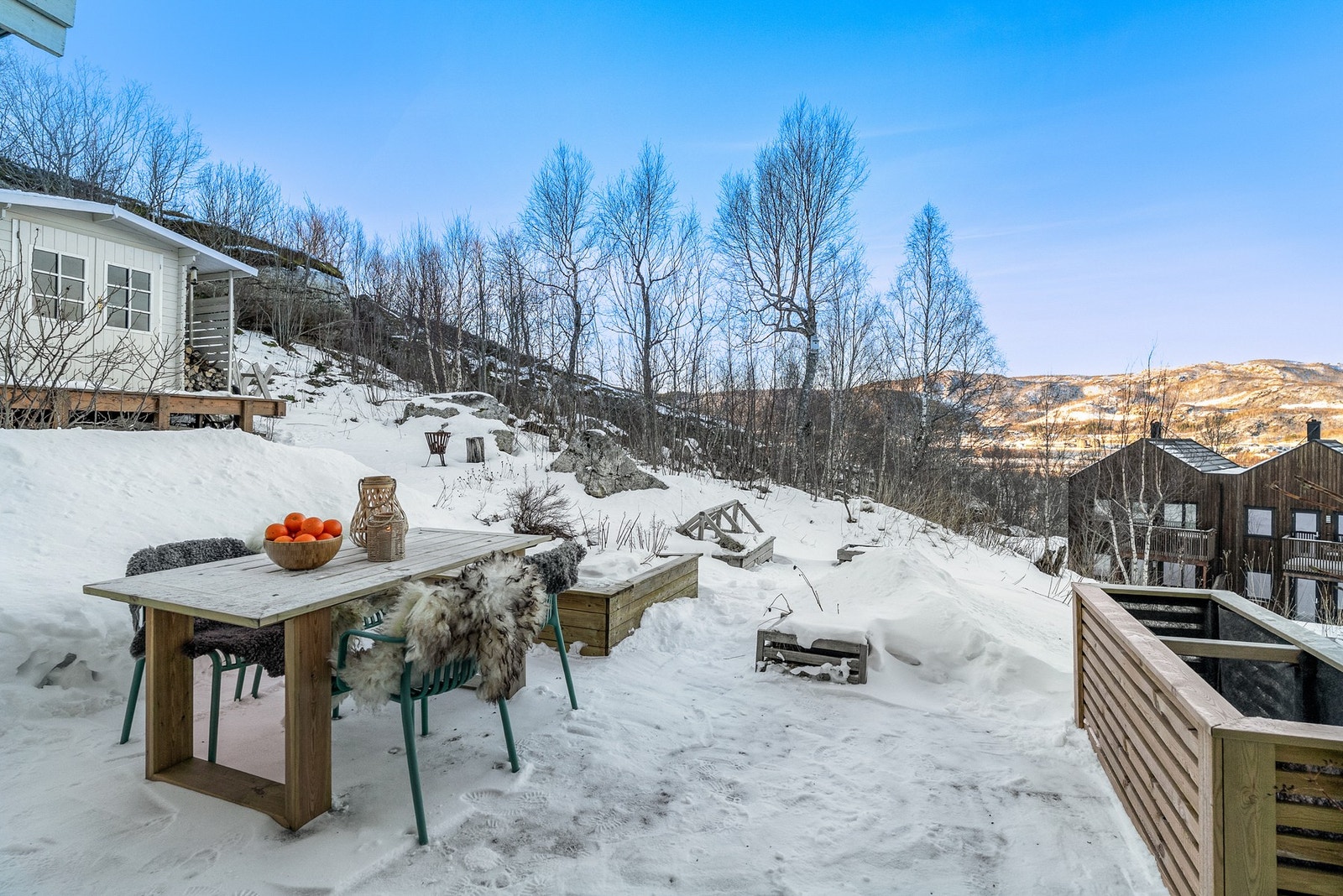 Terrasse og hage på bakside Galleribilde