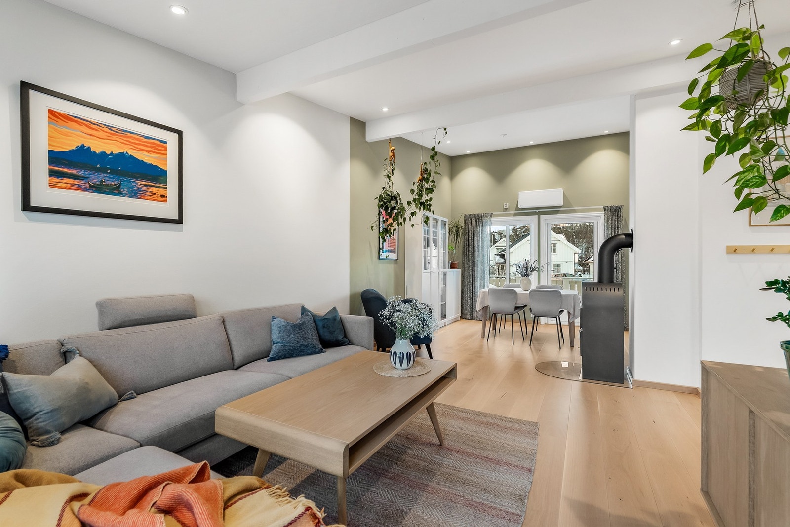 Store vindu på begge sider av stuen som gir godt med naturlig lys. Galleribilde