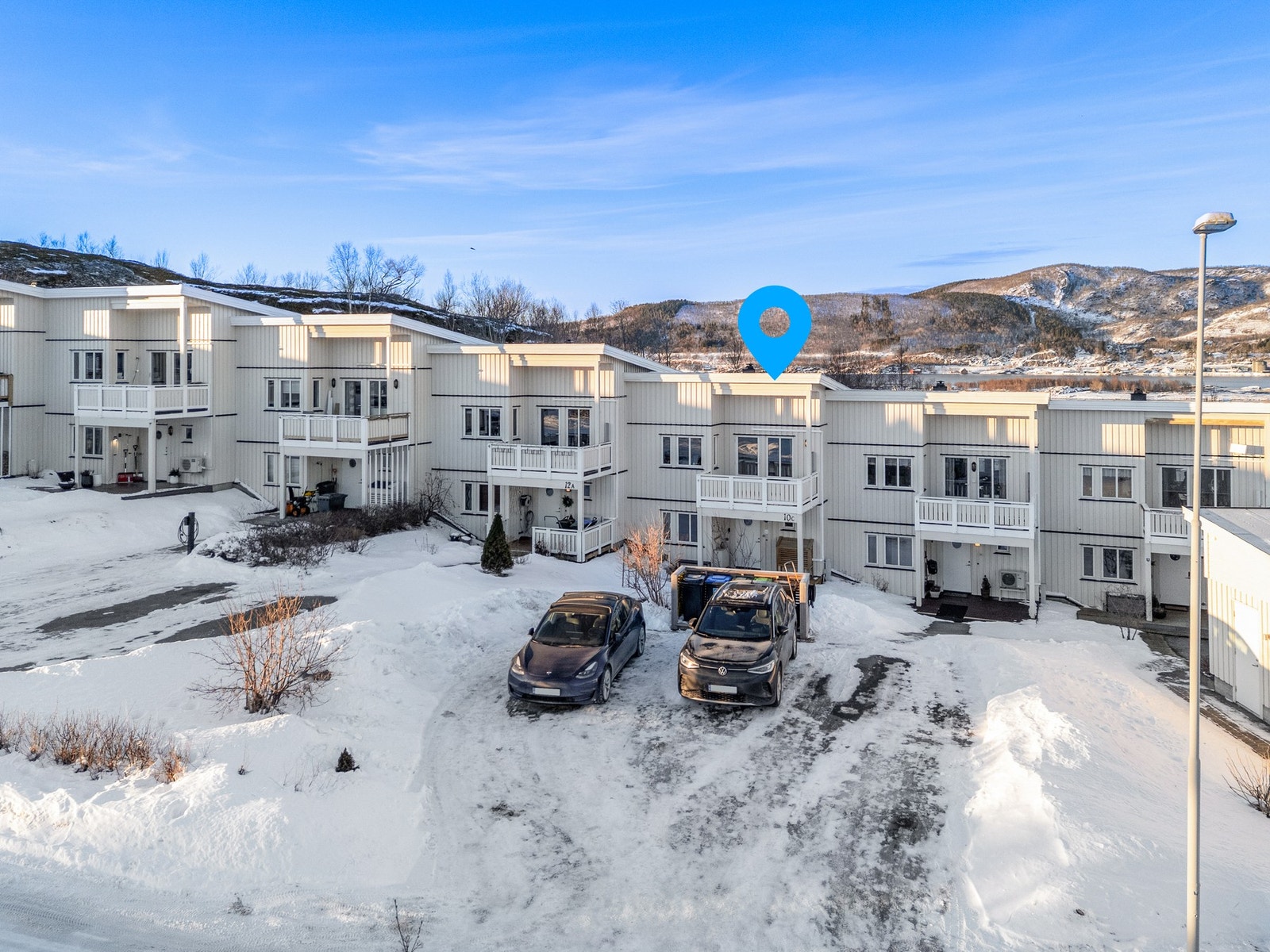 God plass til biloppstilling i felles asfaltert innkjørsel Galleribilde