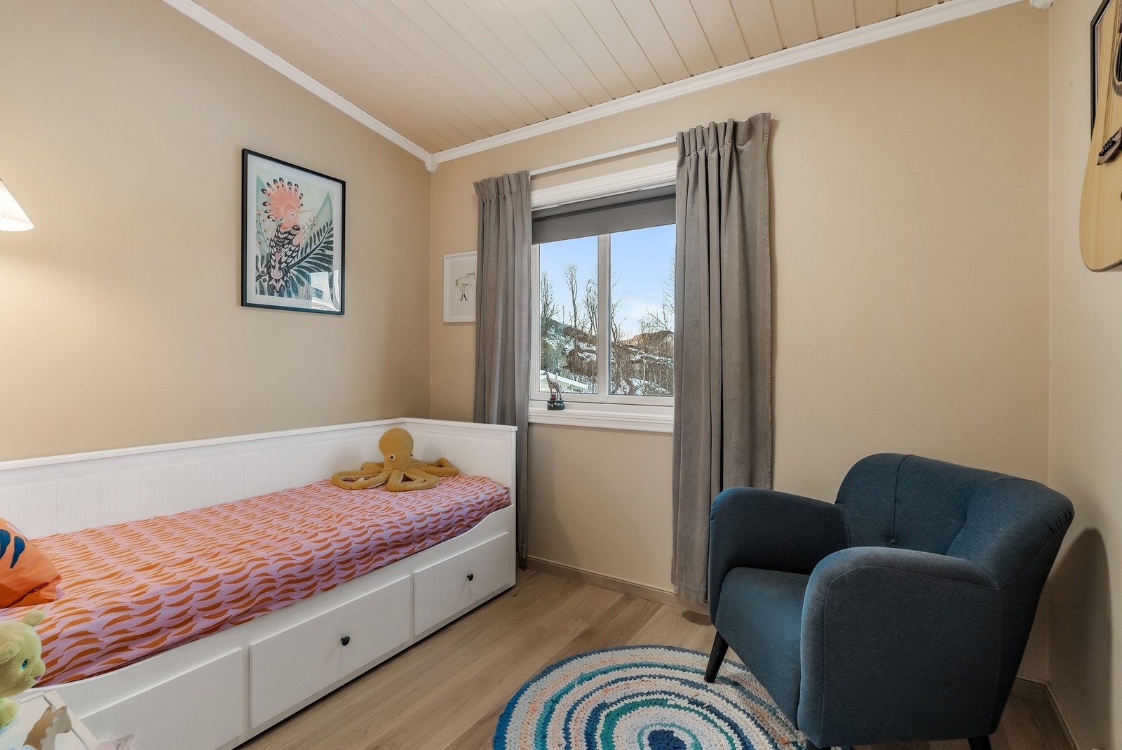 Soverom i andre etasje - Boligen har tre soverom Galleribilde