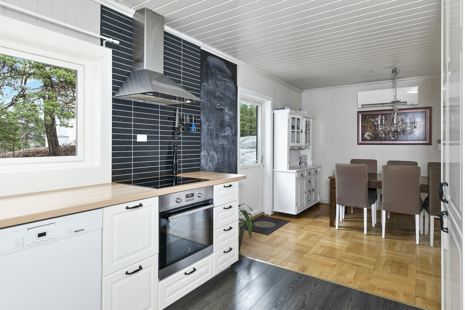 Kjøkken og spisestue ligger i tilknytning til hverandre, og åpner for sosiale stunder under matlaging Galleribilde