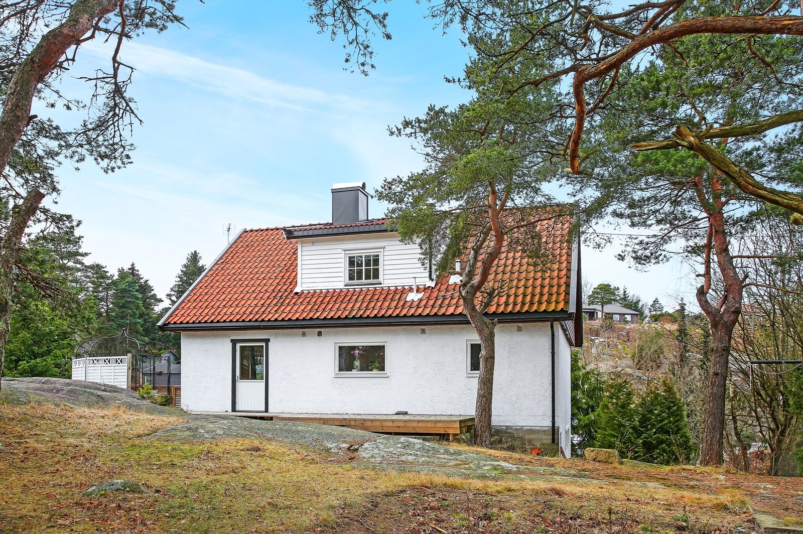 Eneboligen ligger høyt i terrenget, med lite innsyn og godt med utsyn Galleribilde