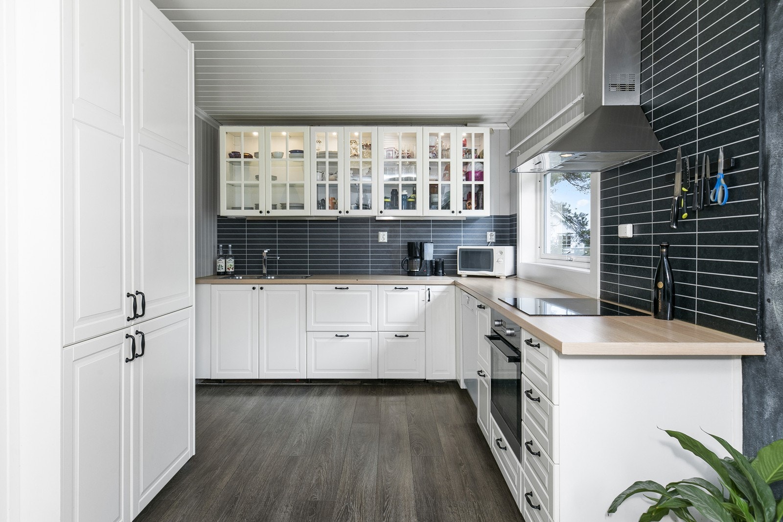 Det er integrert kjøl/fryseskap, og komfyr. Frittstående oppvaskmaskin Galleribilde