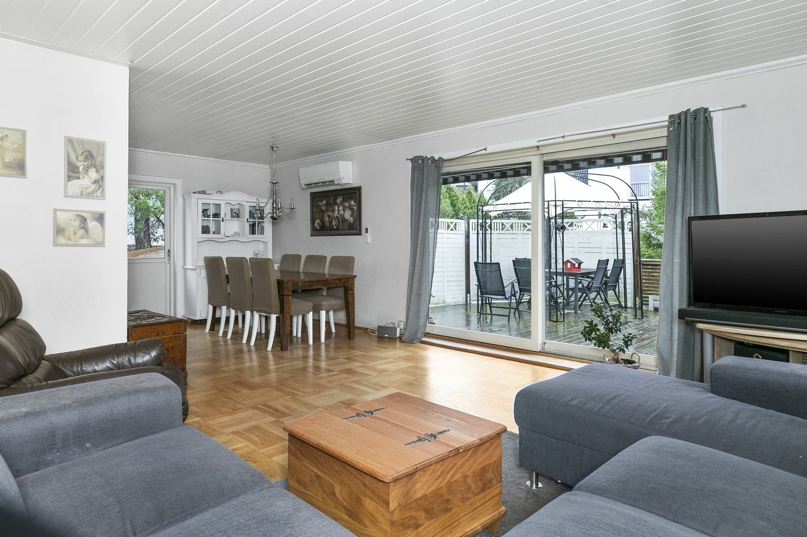 Fra stuen er det utgang til sydvendt veranda Galleribilde