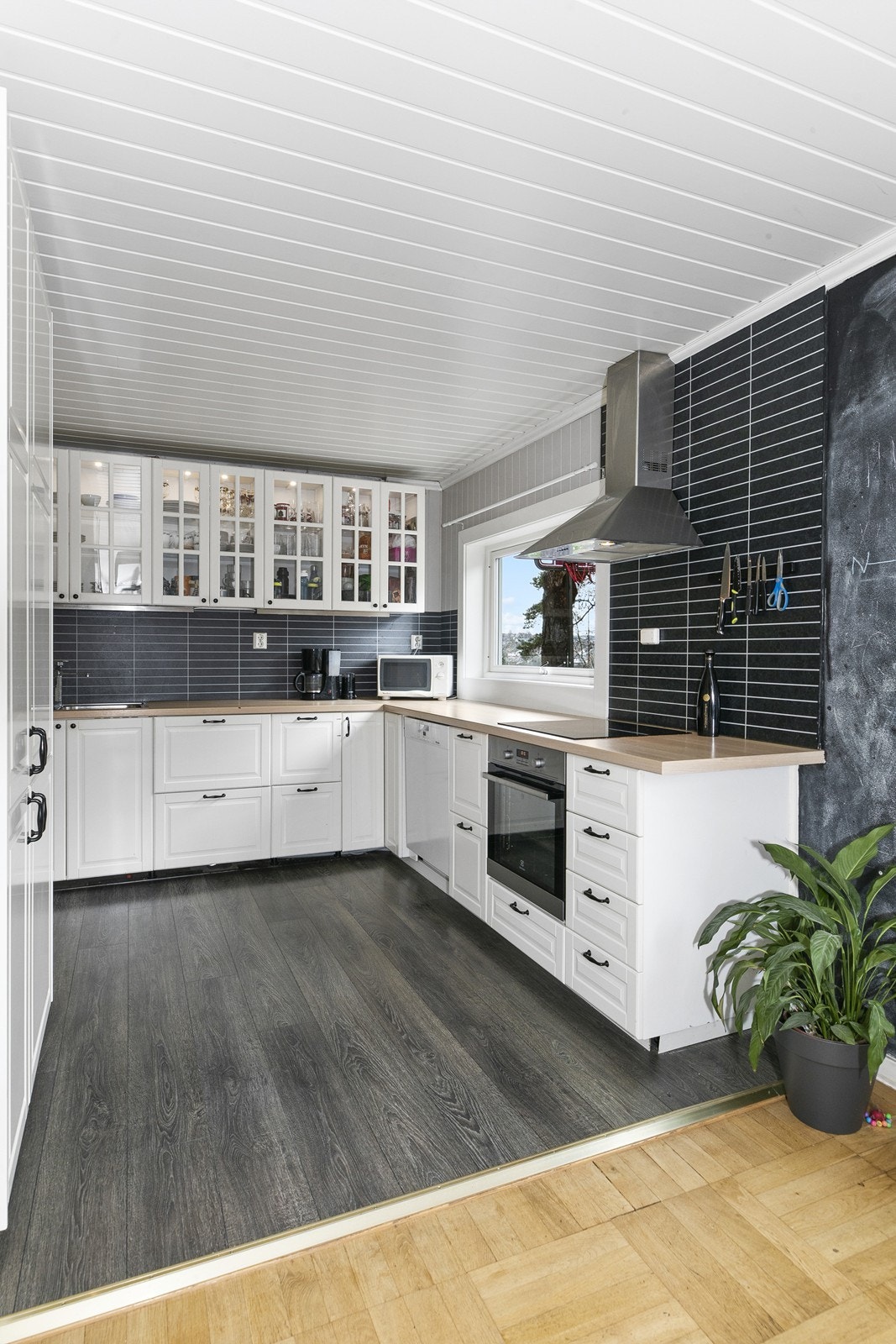 Kjøkkenet har innredning med malte profilerte fronter. Benkeplaten er av laminat med nedfelt stål oppvaskbeslag Galleribilde