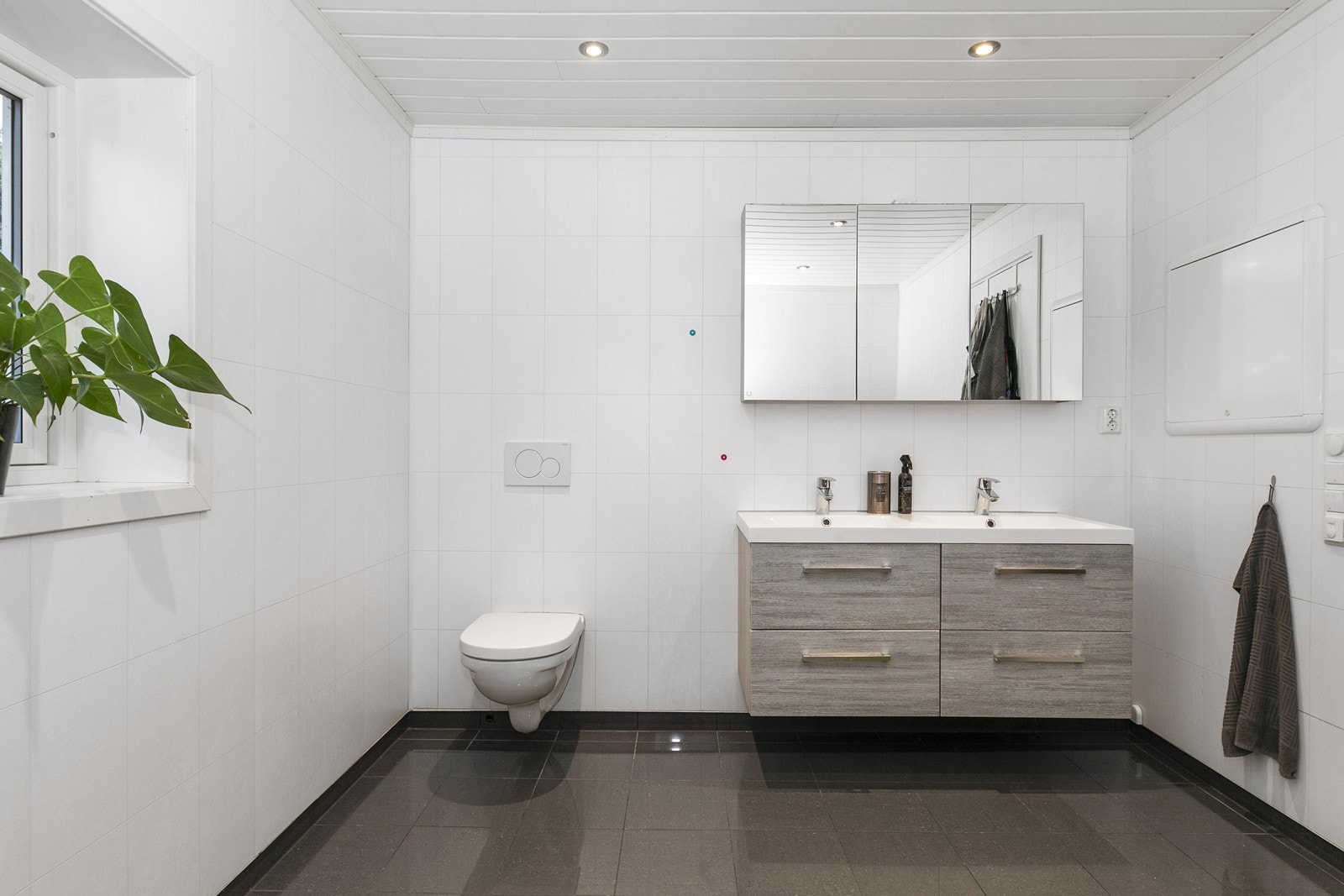 Bad fra 2016 med elektriske varmekabler Galleribilde