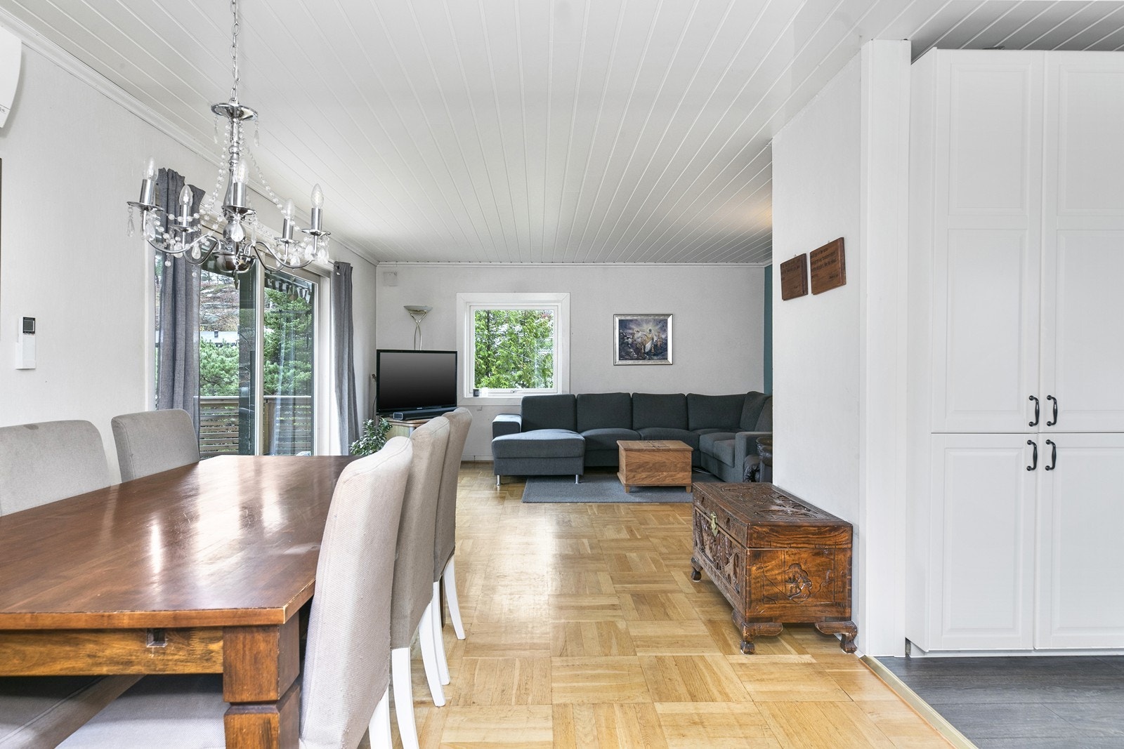 Noen av boligens innvendige overflater er pusset opp etter at bilder ble tatt og det er derfor noe avvik fra bilder i annonse og salgsoppgave. Galleribilde