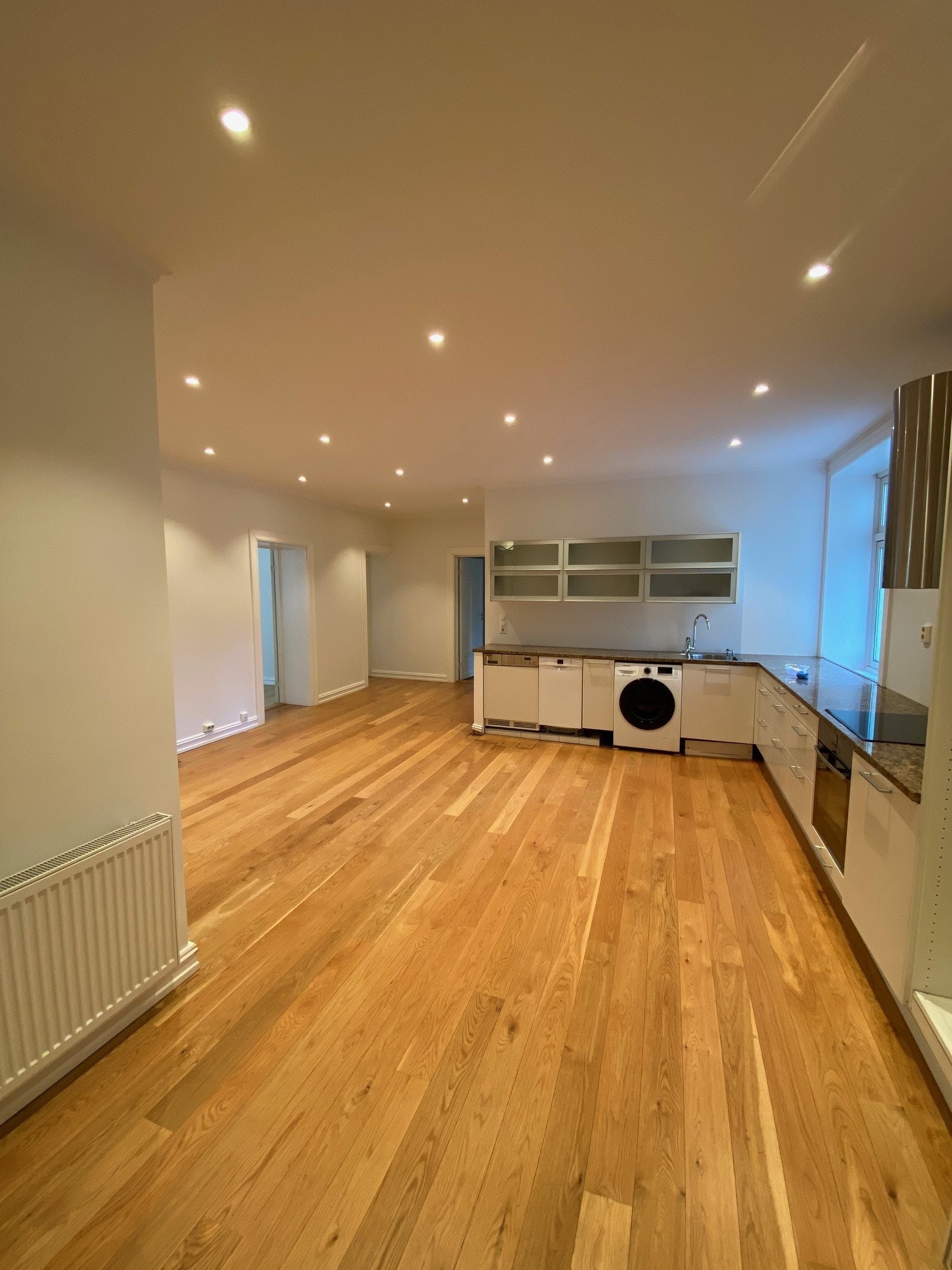 Stort lyst kjøkken Galleribilde