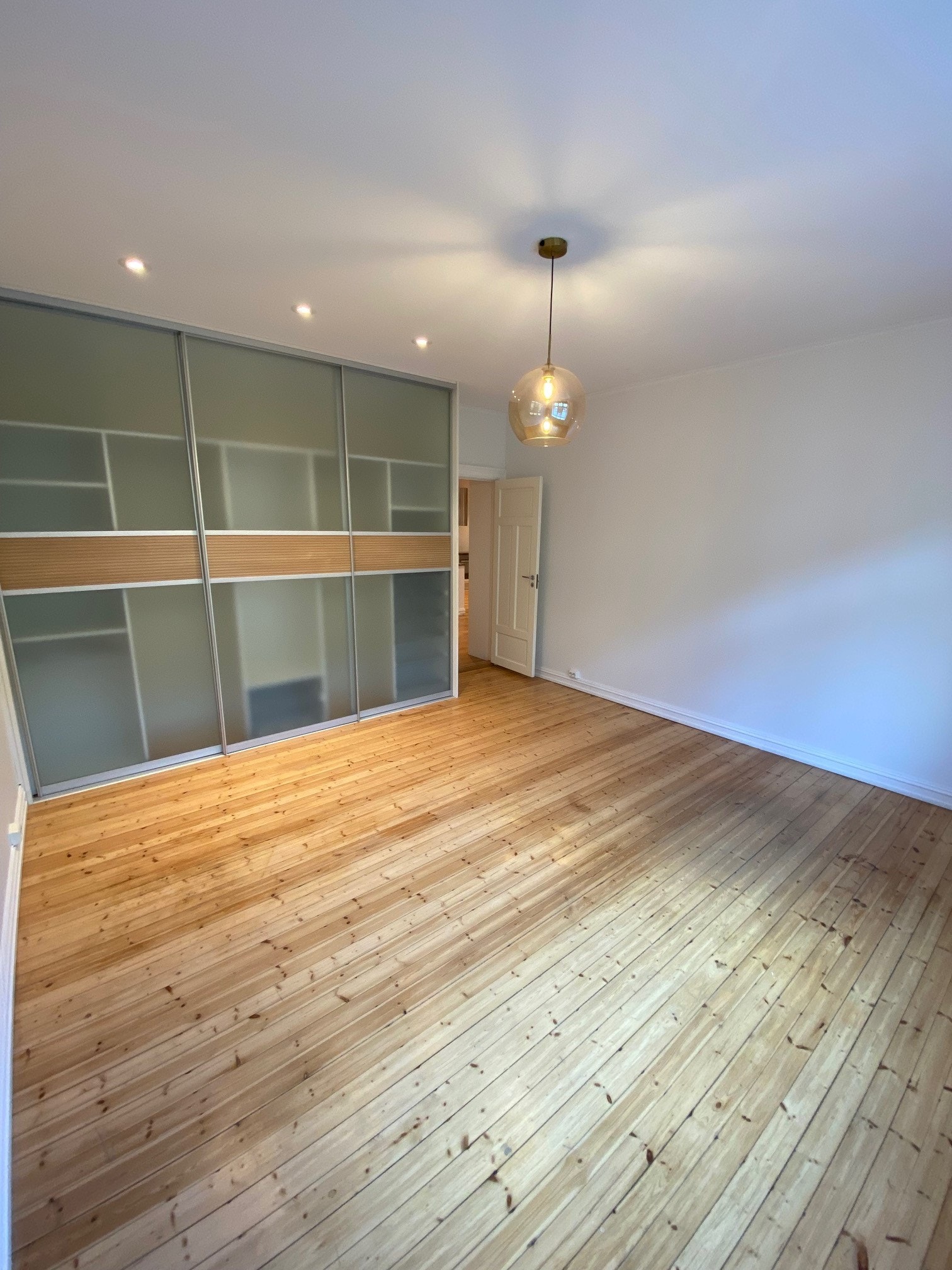 Soverom 1 med stor garderobe Galleribilde