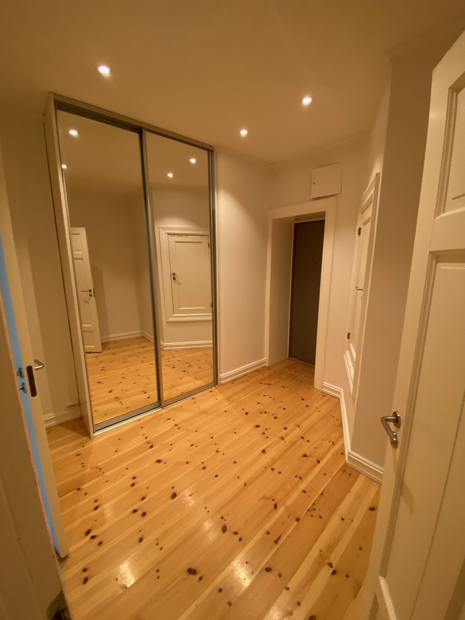 Liten gang med oppbevaring ved bakinngangen Galleribilde