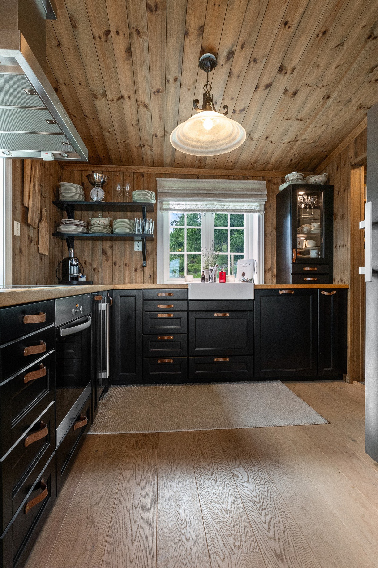 Profilerte fronter i en sort fargetone med lærhåndtak som gir sitt særpreg på uttrykket Galleribilde