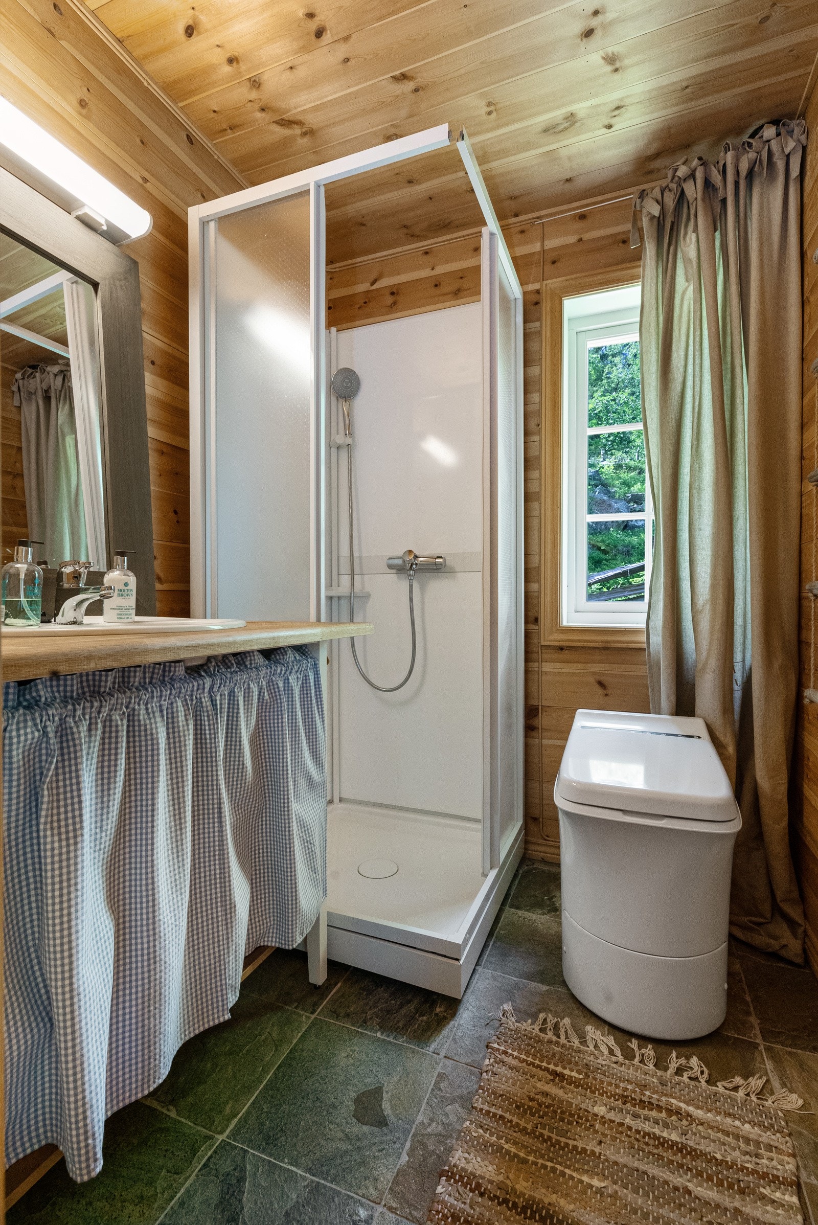 Badet i anneks Galleribilde