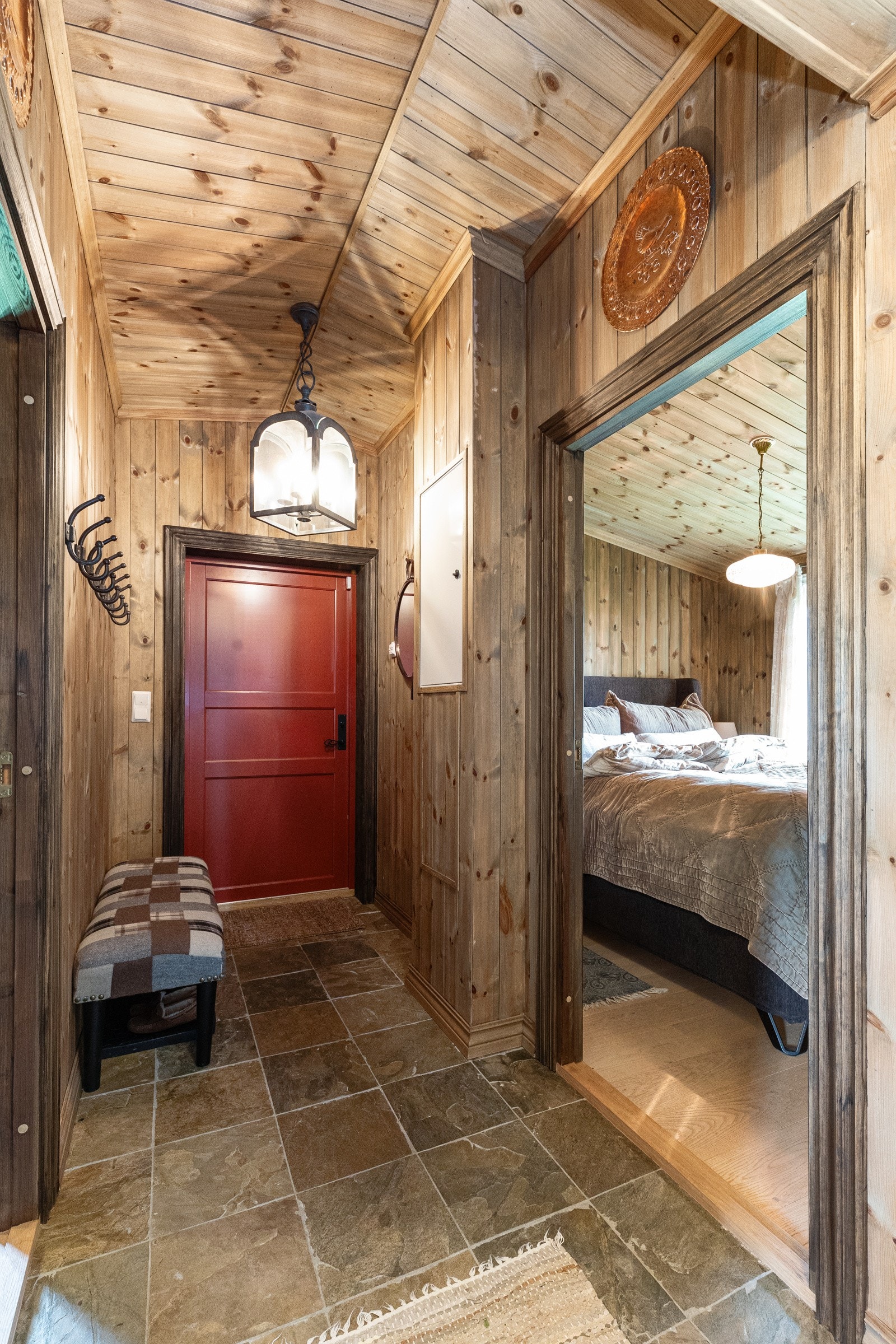 Entré har flislagt gulv med varmekabler som gir en lun velkomst Galleribilde