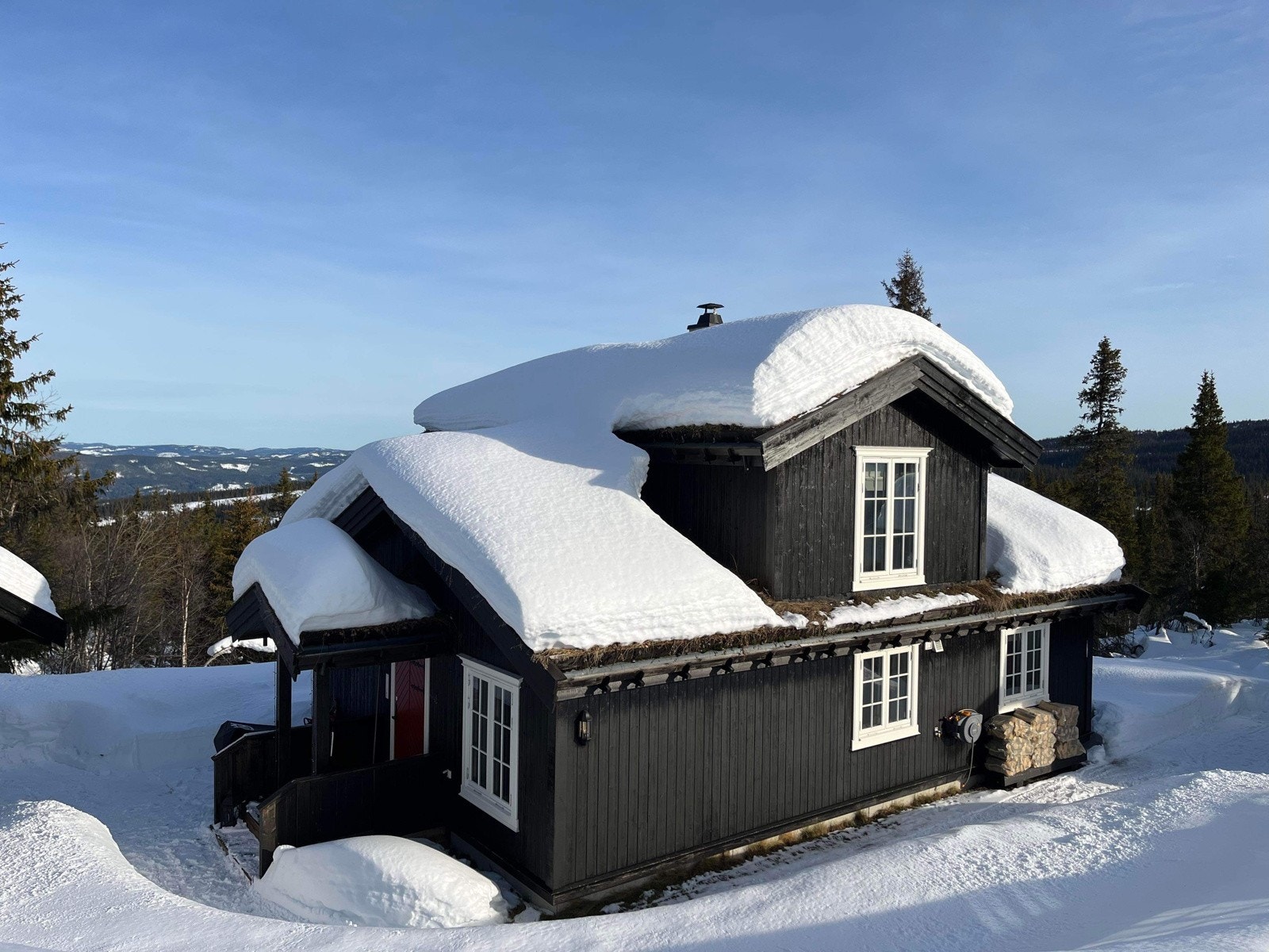 En svært delikat og sjarmerende hytte med gode materialvalg og fin utsikt Galleribilde