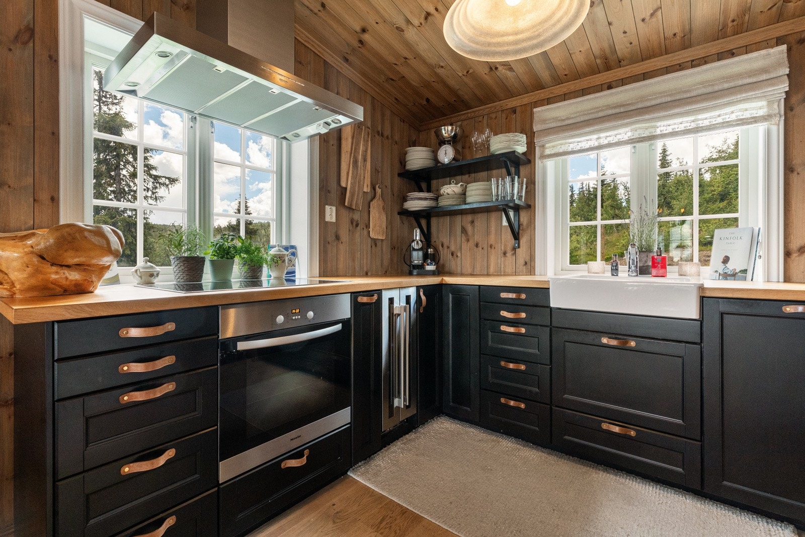 Kjøkken med stilig innredning i tidsriktig stil Galleribilde