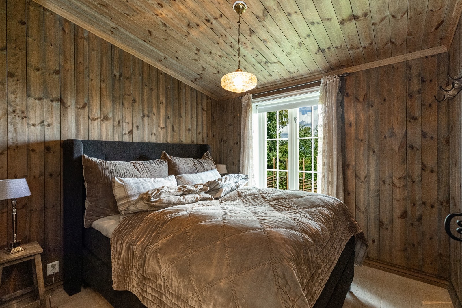 Hytta har tre gode soverom Galleribilde