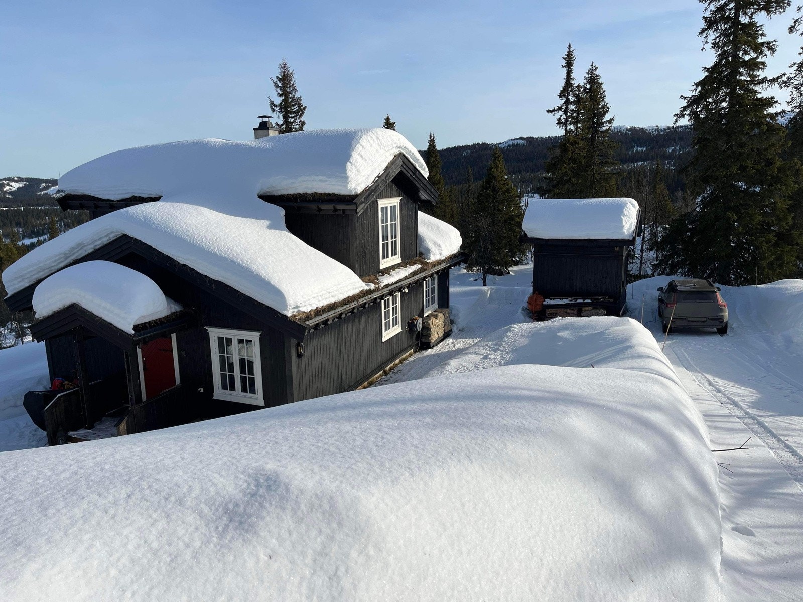 Stabbur til høyre - Parkering på egen tomt Galleribilde