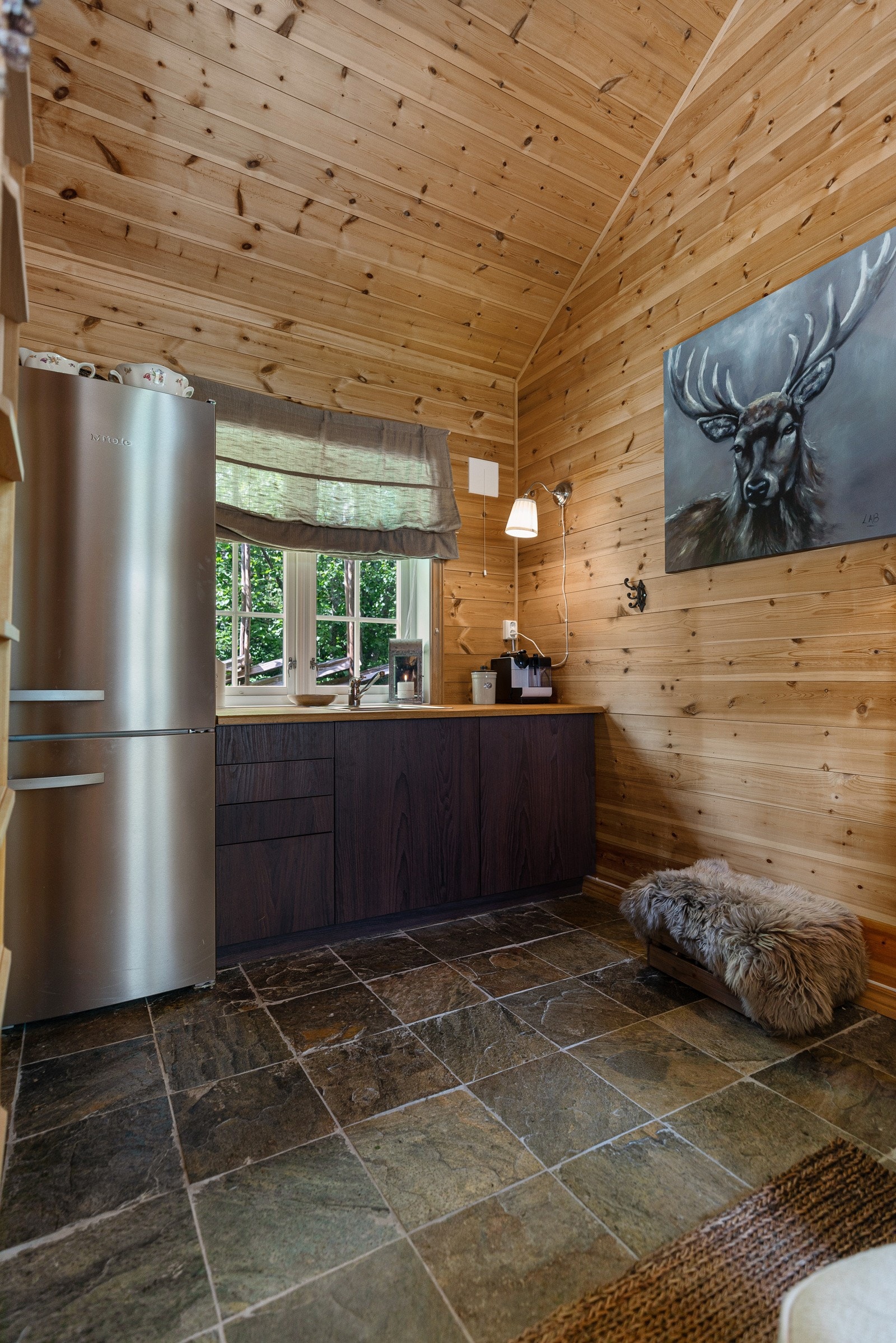 Enklere kjøkken med skapplass samt plass til kjøleskap Galleribilde