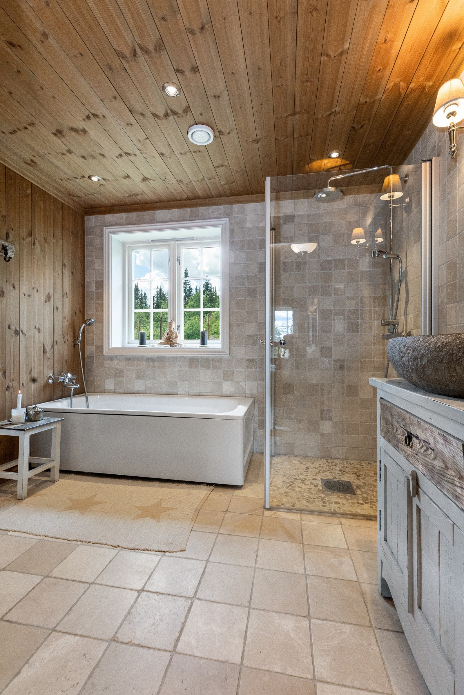 Beiset panel på resterende vegg Galleribilde