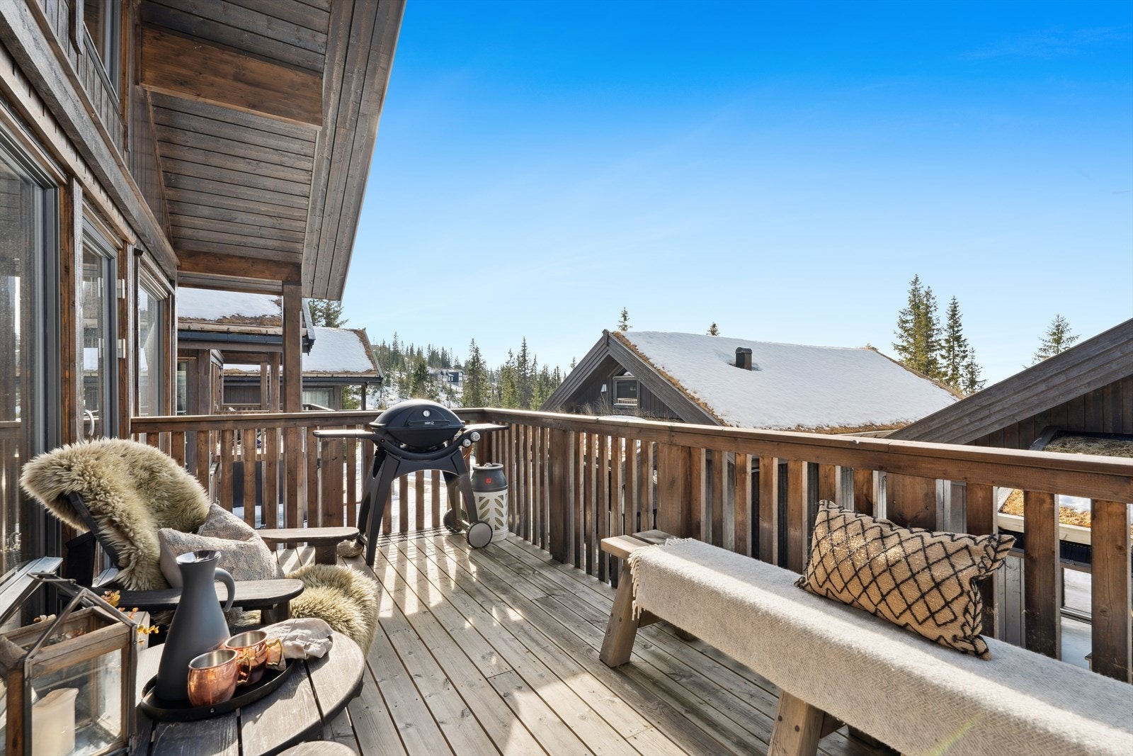 Fra stuen kommer du ut på denne vestvendte balkongen. Galleribilde