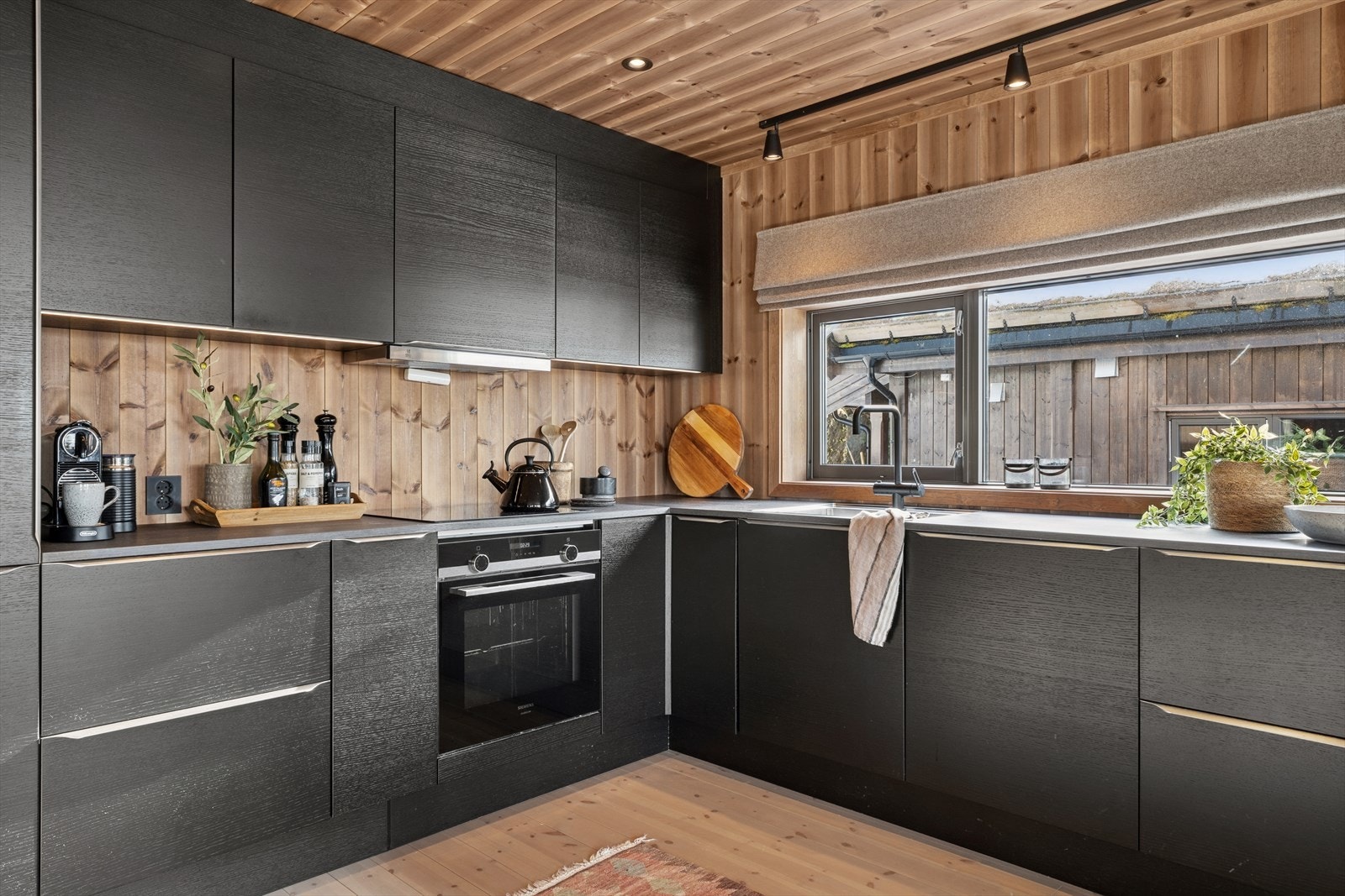 Kjøkkenet er utstyrt med stekeovn, koketopp, oppvaskmaskin, kjøle/fryseskap. Galleribilde