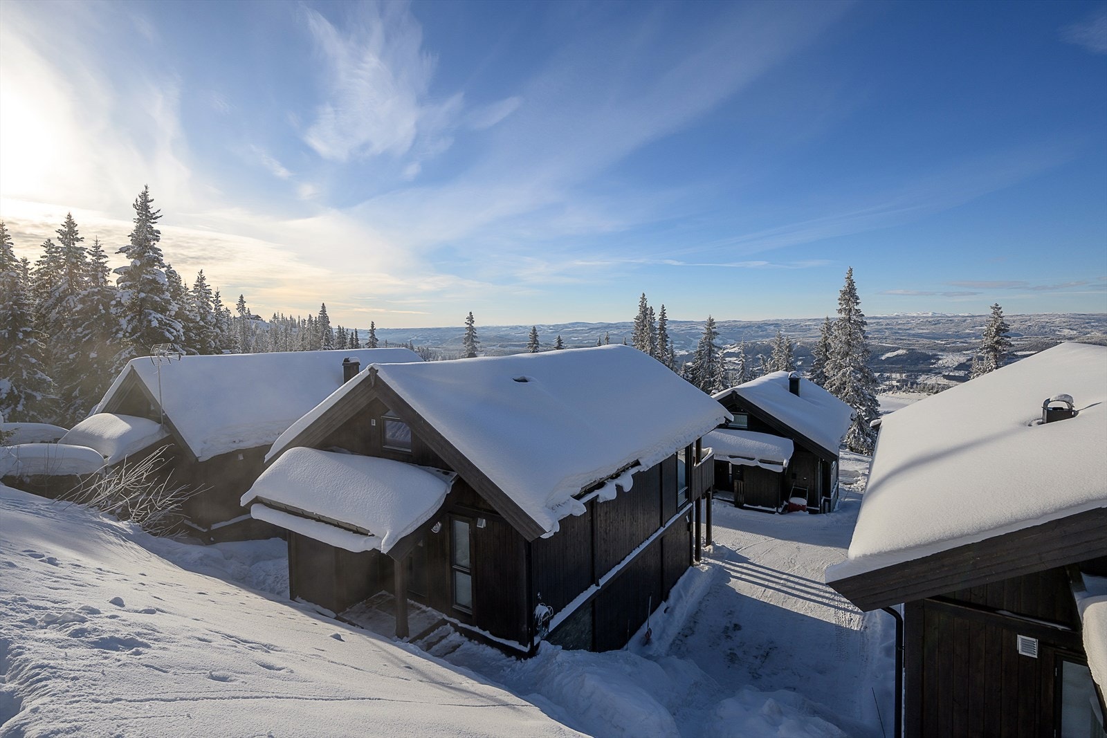 Hytta har en attraktiv beliggenhet i Sandstulgrenda med gode solforhold med vending mot vest. Galleribilde
