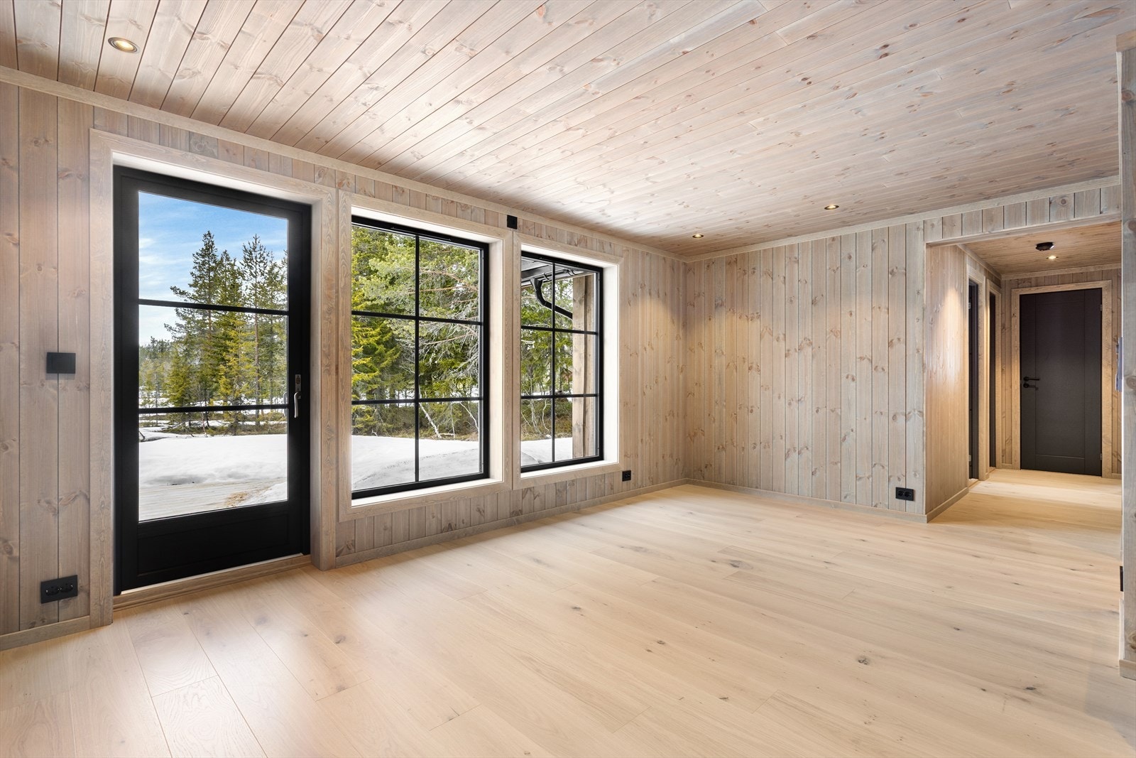 Videre inn fra stuen har man spisestuen, som har en praktisk plassering i nærhet til kjøkkenet. Galleribilde