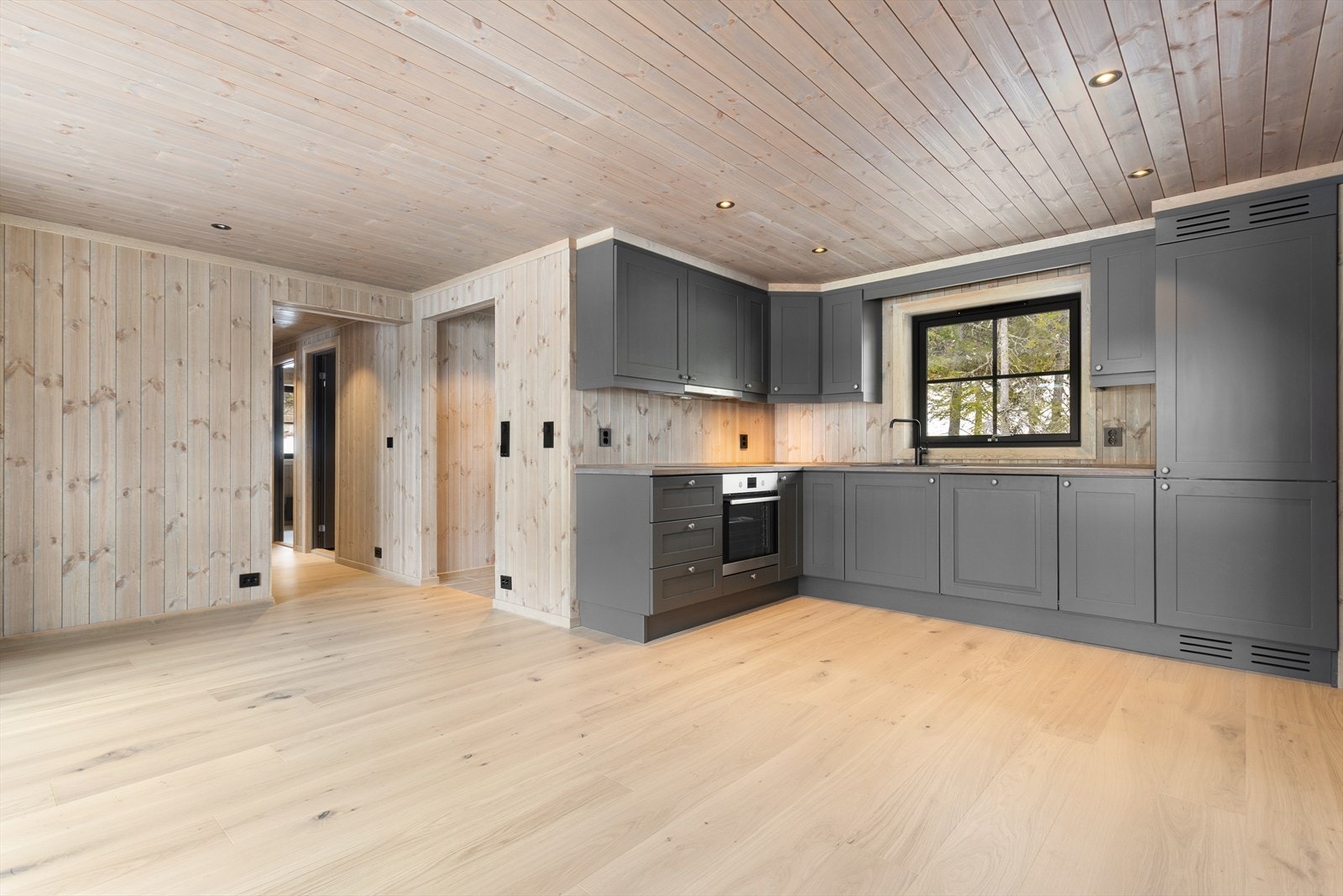 Innredningen er utstyrt med moderne hvitevarer fra AEG, inkludert avtrekksvifte, integrert kjøl/fryseskap, oppvaskmaskin og stekeovn med induksjonstopp. Galleribilde