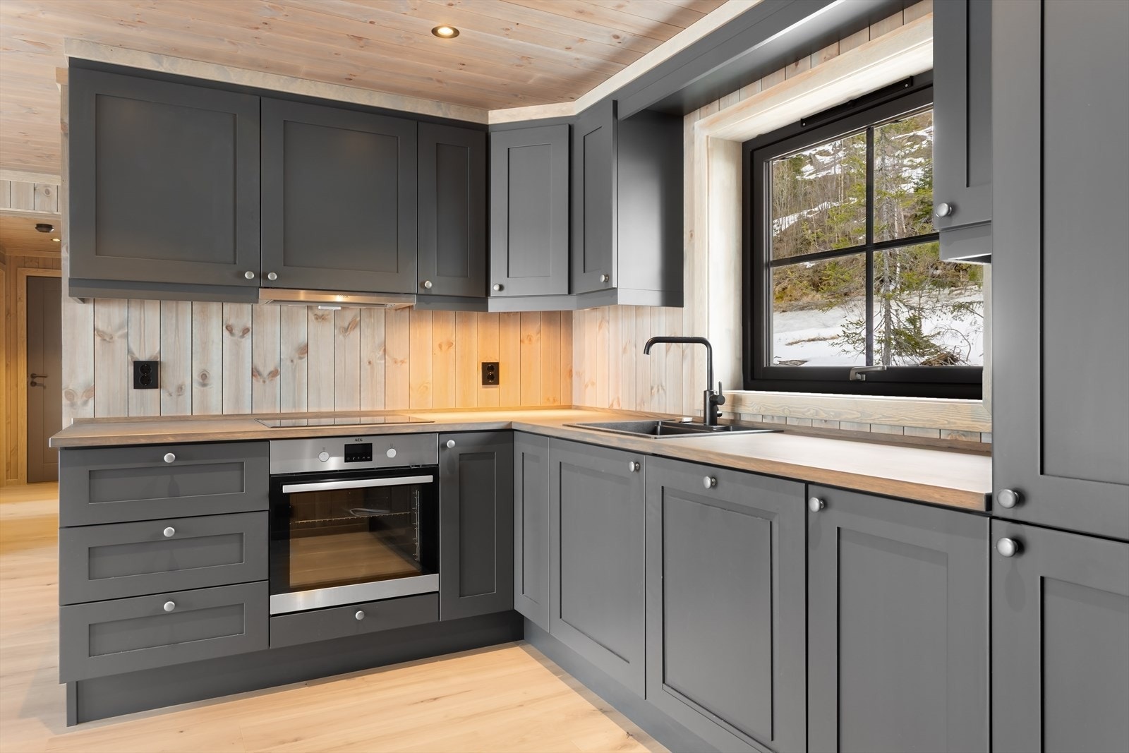 Benkeplater i eik tilfører et naturlig og varmt preg, som sammen med den stilige innredningen gir et funksjonelt og stilig design. Galleribilde