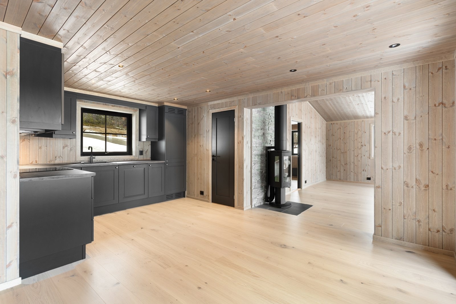 Kjøkkenet er en drøm for matlaging og sosialt samvær, med den tidløse kjøkkeninnredningen fra Nedre Eggedal Hyttemøbel, malt i en lekker gråfarge. Galleribilde