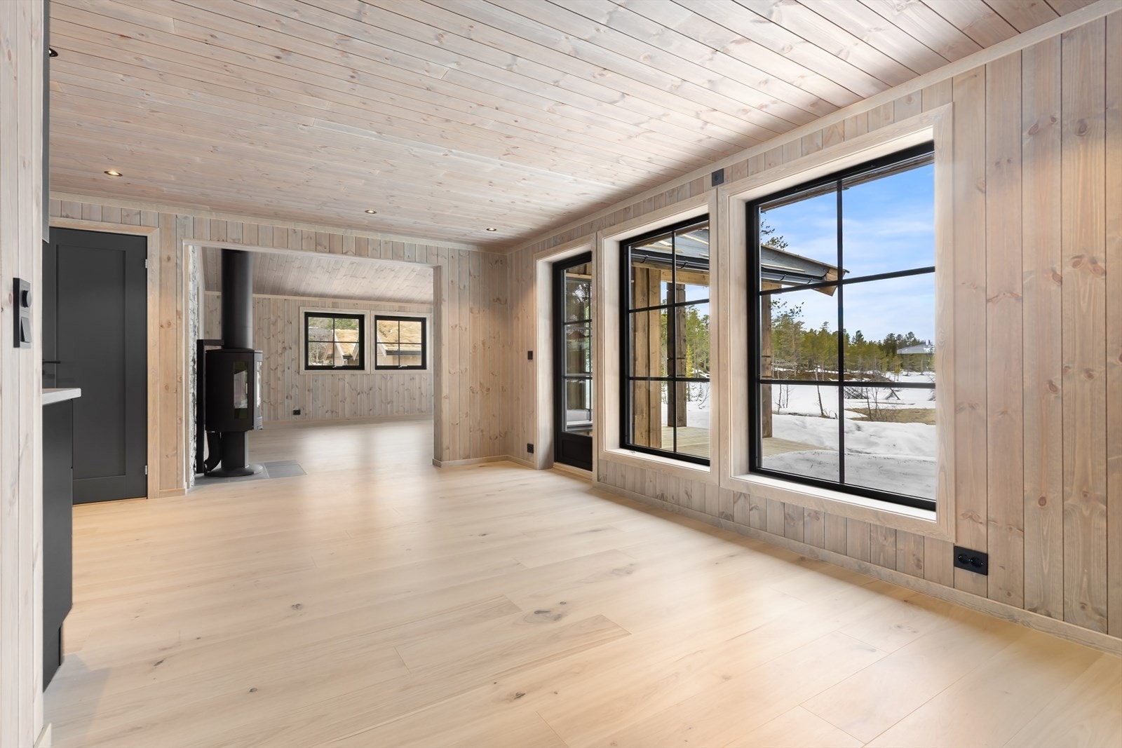 Her har man god plass til et stort spisebord, samt utgang til terrasse. Galleribilde