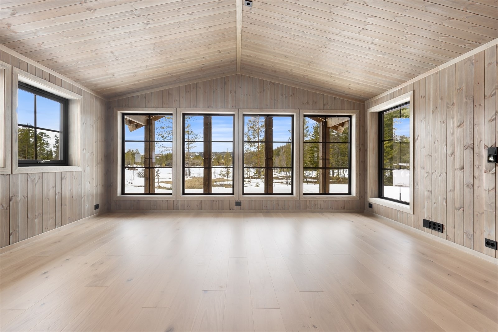 Vindusflatene gir godt med naturlig dagslys, samt at de bringer naturen inn. Galleribilde