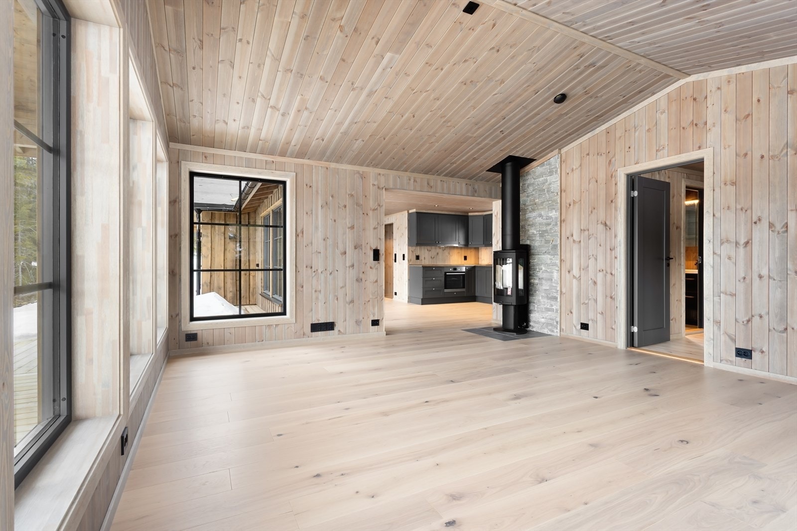 Rommet byr på gode møbleringsmuligheter for en stor sittegruppe. Galleribilde