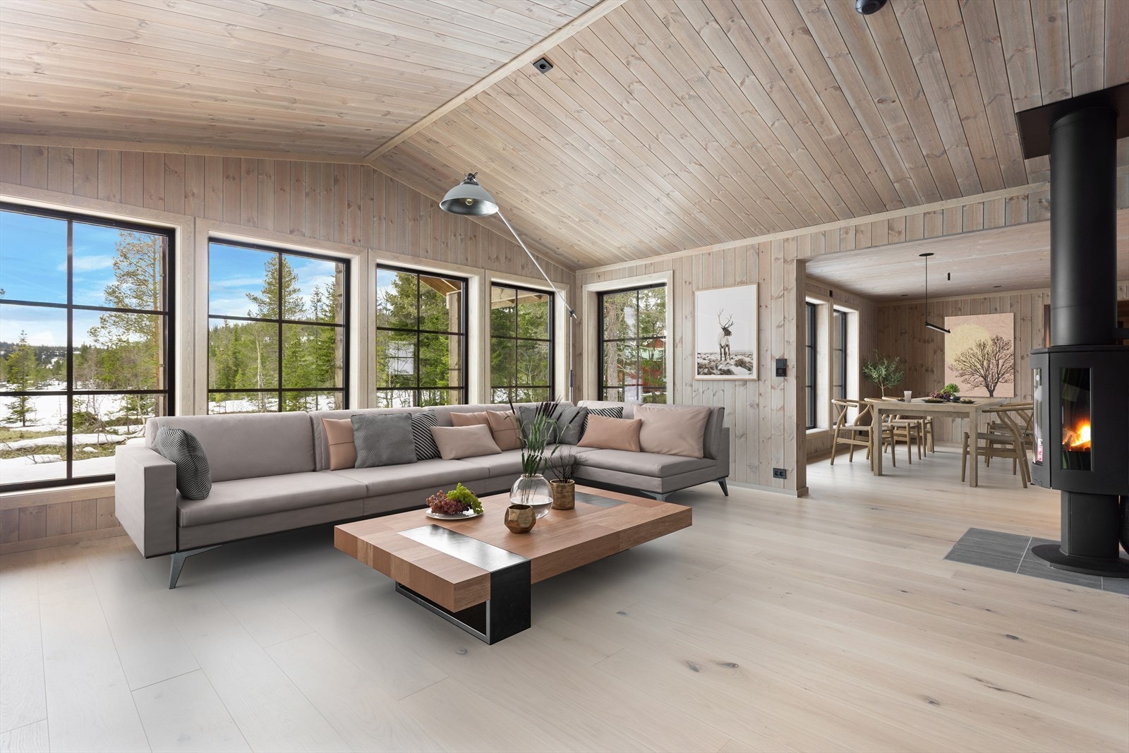 Hytta holder en gjennomgående høy standard, med flotte detaljer som enstaves eikeparkett i alle rom og gjennomgående sorte detaljer. Galleribilde