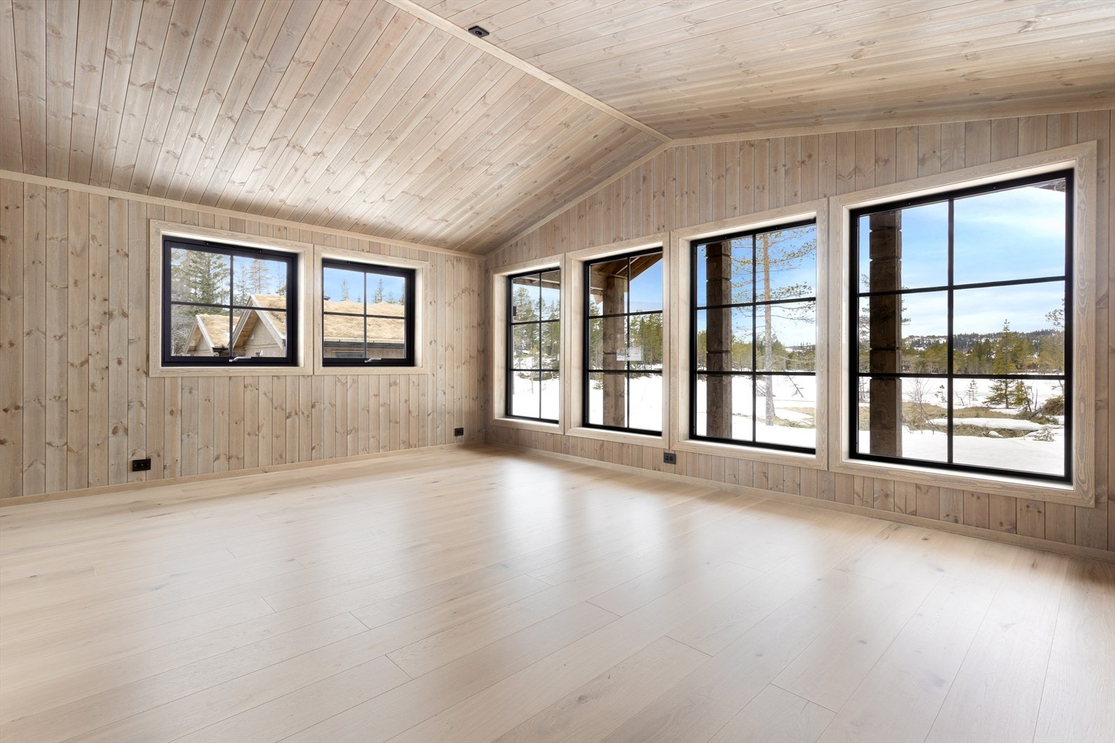 I stuen gir de store vindusflatene og den gode takhøyden en luftig og god romfølelse. Galleribilde