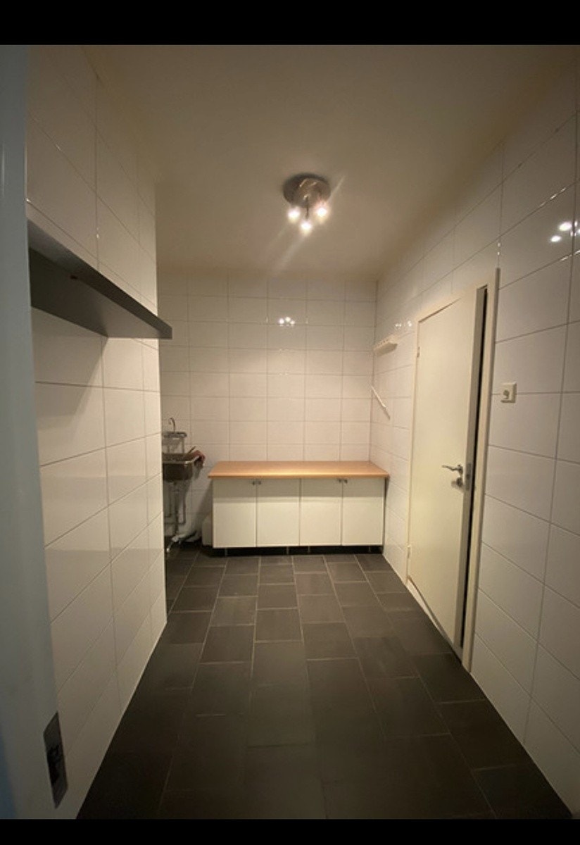 vaskerom med inngang til garderobe (til høyre) Galleribilde