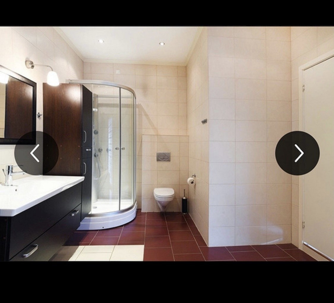 Stort og romslig bad med badekar og dusj. Galleribilde